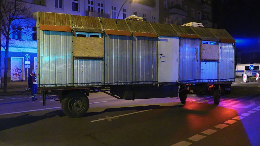 Weitere Wohnung in Berlin gestürmt, Bauwagen beschlagnahmt