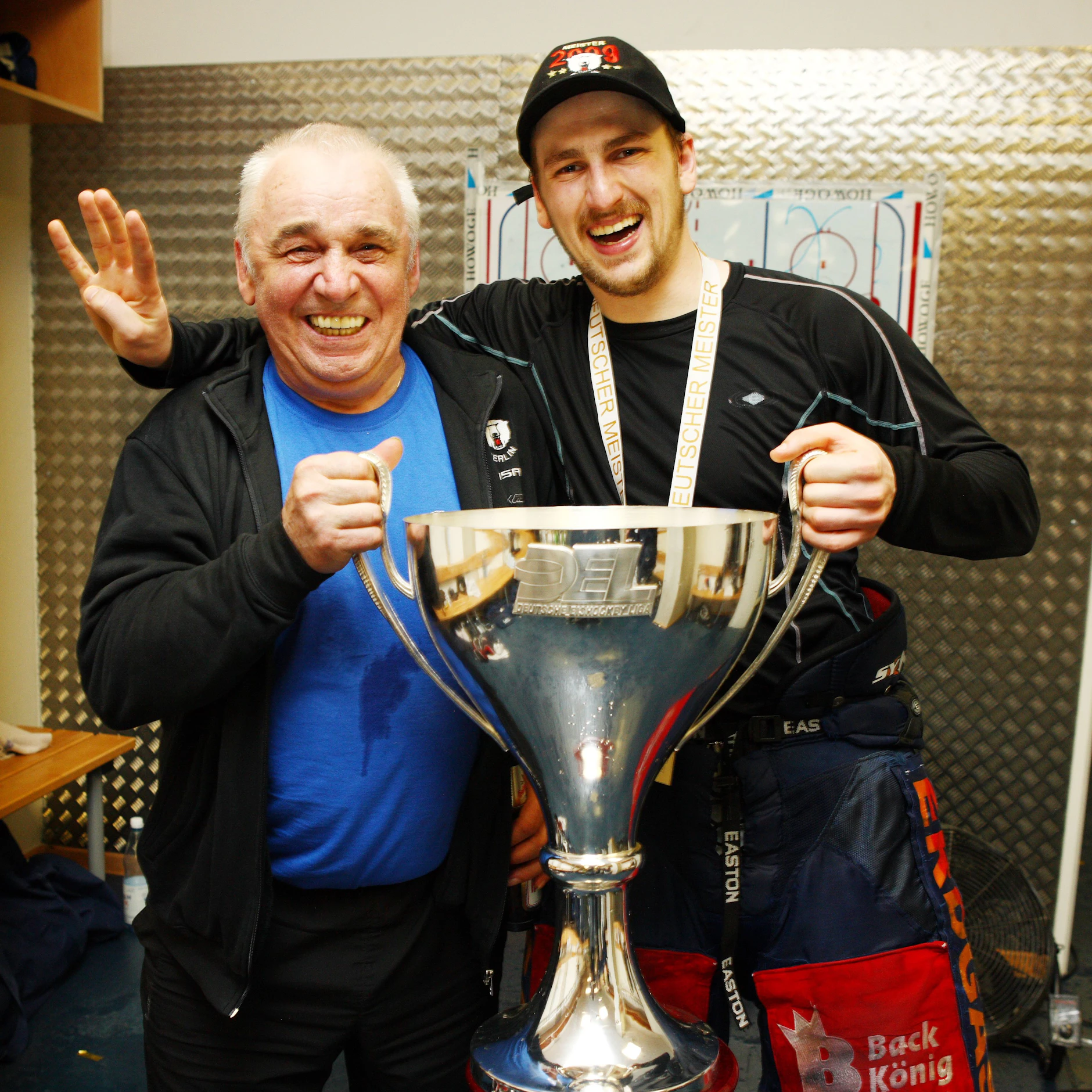 Bernd Karrenbauer ist bei sieben Meistertiteln der Eisbären dabei, feiert hier den von 2008 mit Jens Baxmann (r.).