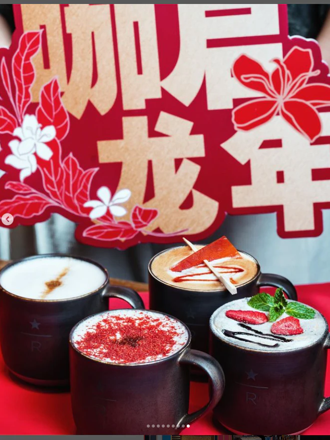 Neben dem Schweinefleisch-Latte (hinten rechts) gab es auch einen Almond Tofu Macchiato (hinten links) sowie einen Jujube Macchiato (Jujube ist eine asiatische Dattel, vorne links) und einen Erdbeer-Cappuccino (vorne rechts).