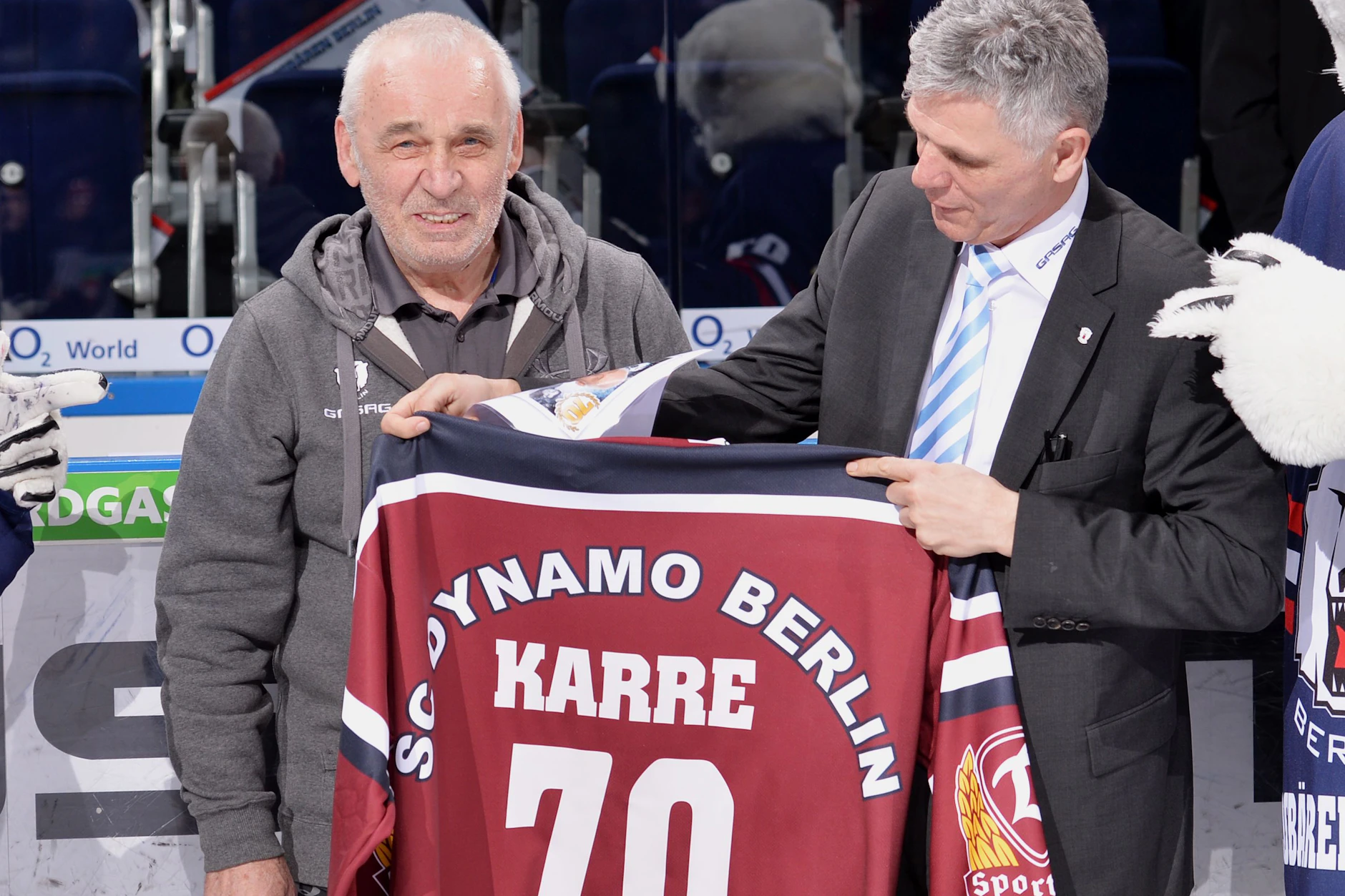 Im Jahr 2014 gab’s für Bernd Karrenbauer zum 70. Geburtstag vom damaligen Eisbären-Boss Peter John Lee ein Trikot. Was gibt es diesmal?