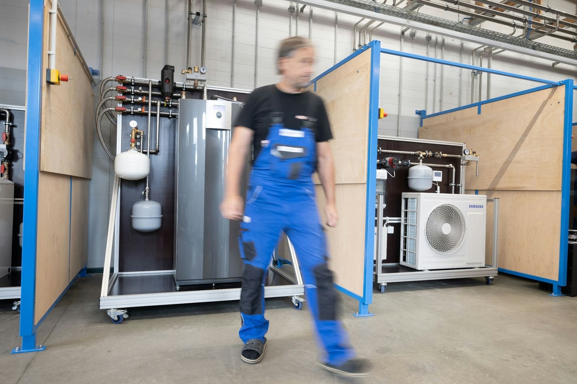 Das „Wärmepumpenlabor“ der Handwerkskammer Potsdam in Groß Kreutz. Heute soll im Bundestag über das Gebäudeenergiegesetz debattiert und abgestimmt werden.