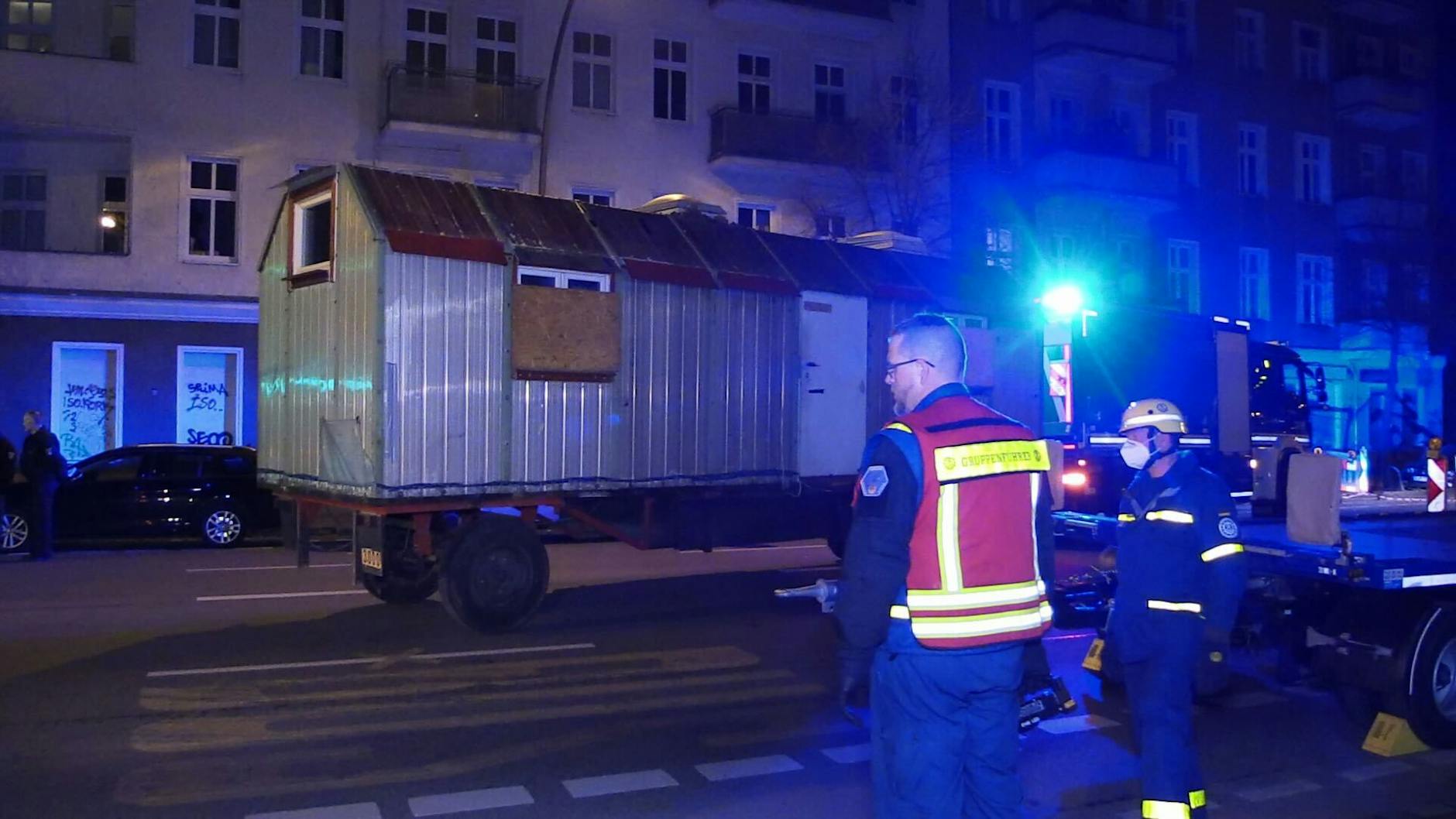Der Bauwagen, der im Zuge der Fahndung nach den gesuchten Ex-RAF-Terroristen Staub und Garweg beschlagnahmt wurde, wird mittels eines THW-Lkw abgeschleppt.