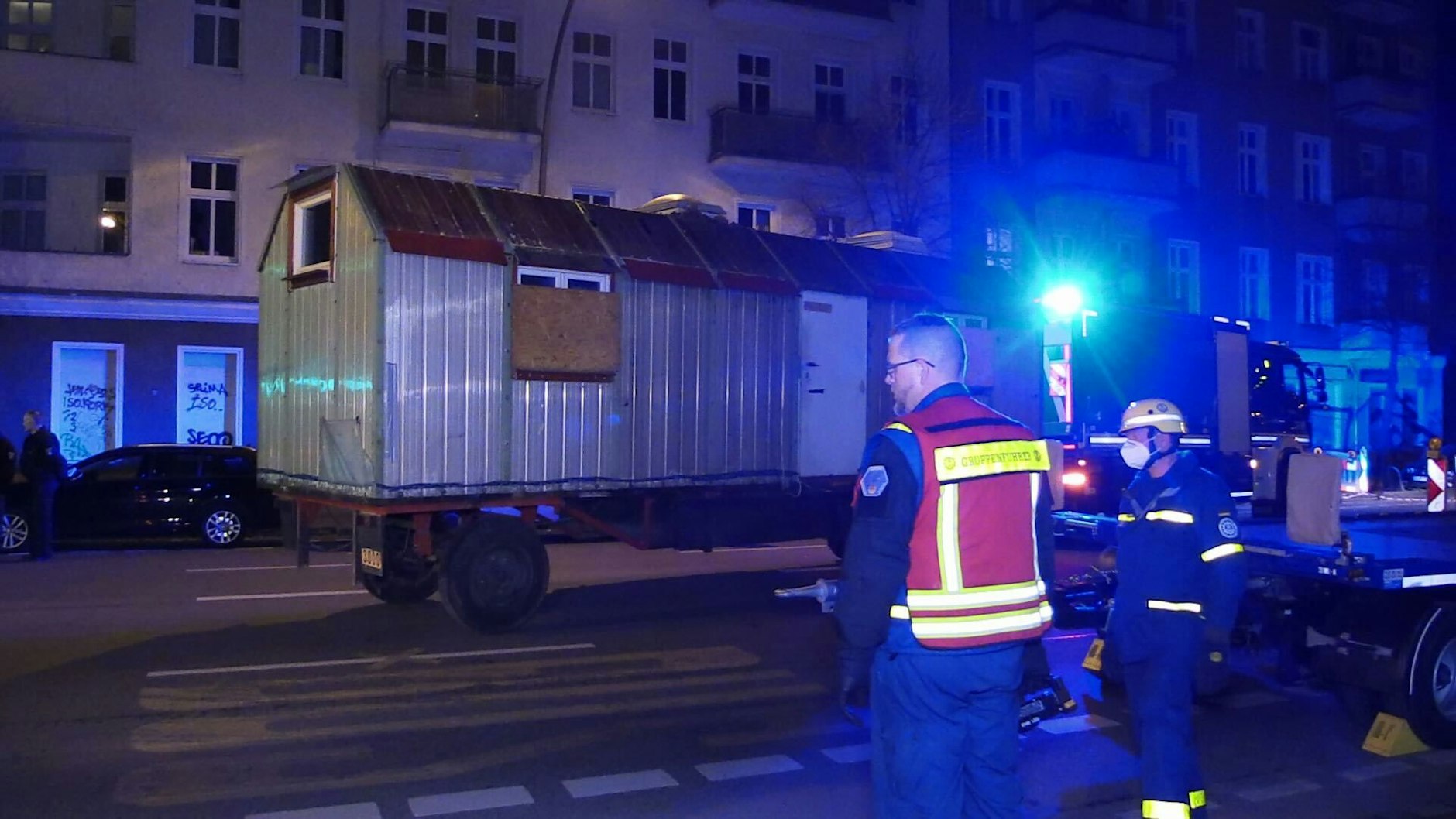 Der Bauwagen, der im Zuge der Fahndung nach den gesuchten Ex-RAF-Terroristen Staub und Garweg beschlagnahmt wurde, wird mittels eines THW-Lkw abgeschleppt.