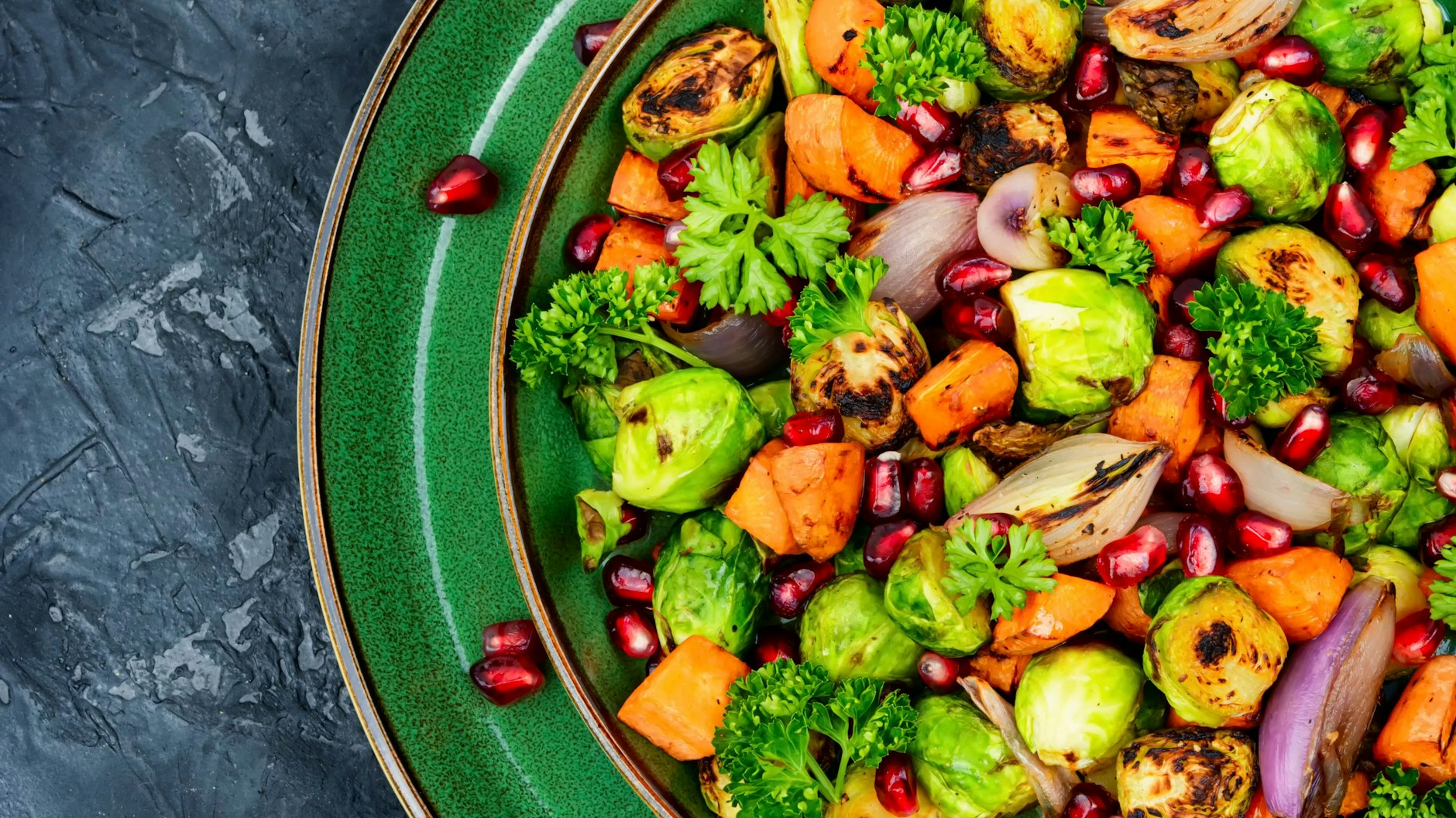 Probieren Sie das Rezept für Rosenkohl-Salat gleich mal aus.