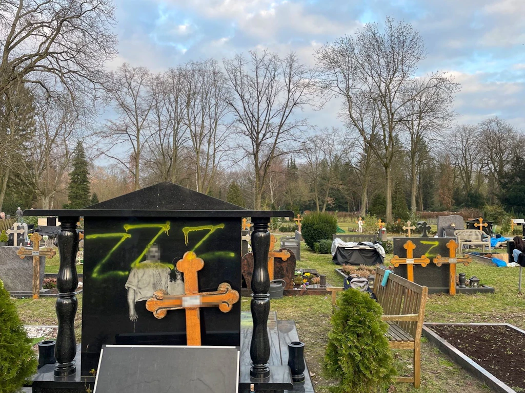 „Feige und respektlos“: Orthodoxer Friedhof in Berlin mit russischem „Z“-Symbol beschmiert