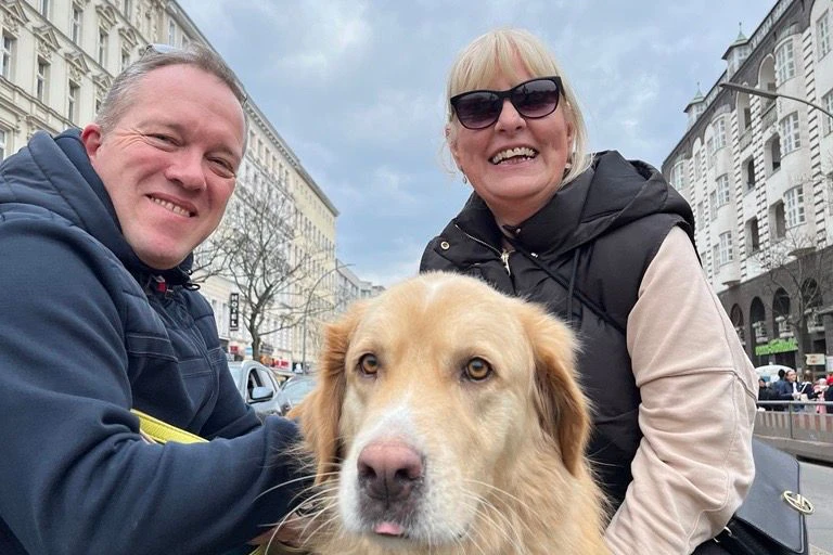 Im Poldi-Fan-Meer trifft der KURIER das Pärchen Natascha und Frank Weyl mit dem goldigen Hund Luke.