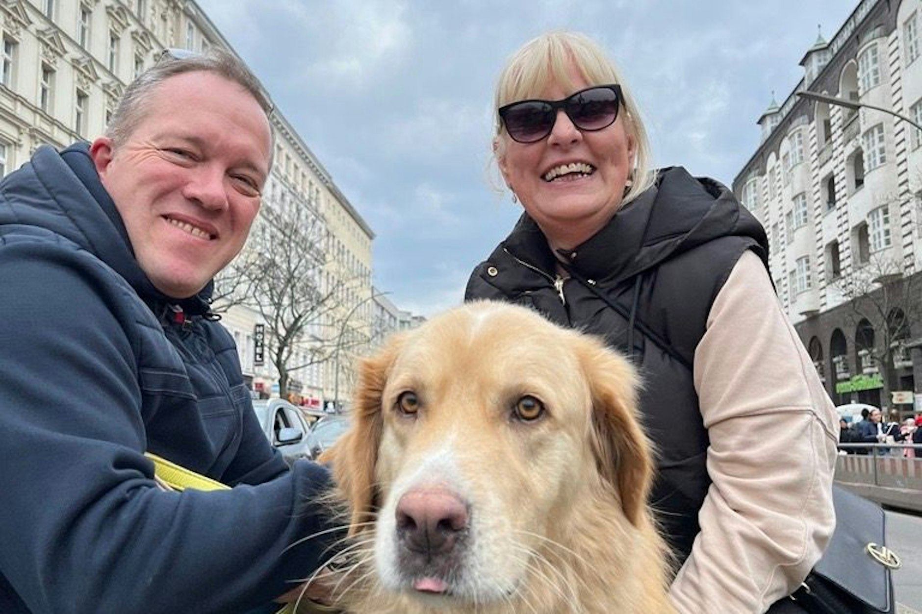 Im Poldi-Fan-Meer trifft der KURIER das Pärchen Natascha und Frank Weyl mit dem goldigen Hund Luke.