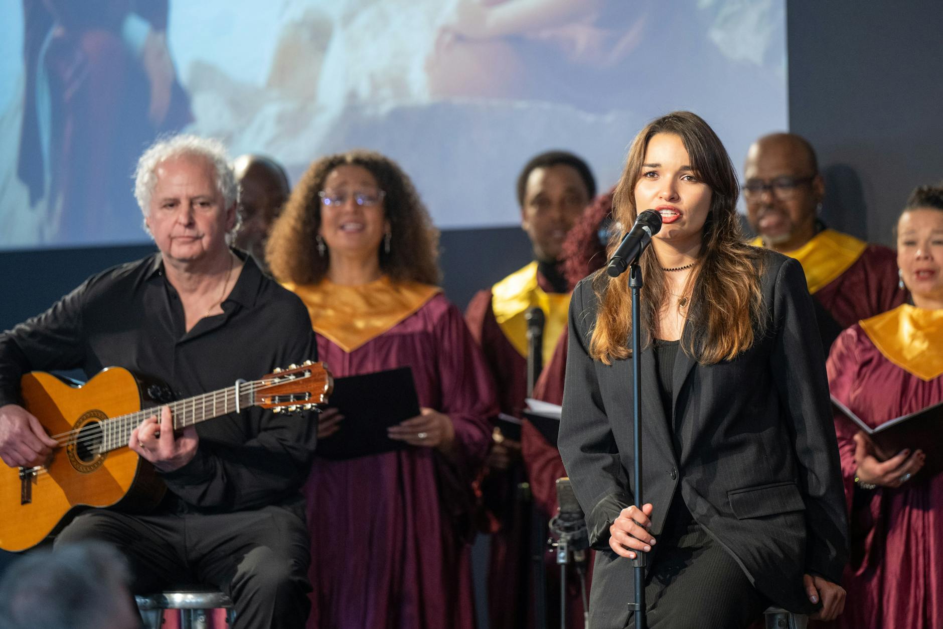 Yanina Onyewenjo tritt bei einer Trauerfeier für ihren Vater, den Musikproduzenten Frank Farian, auf.