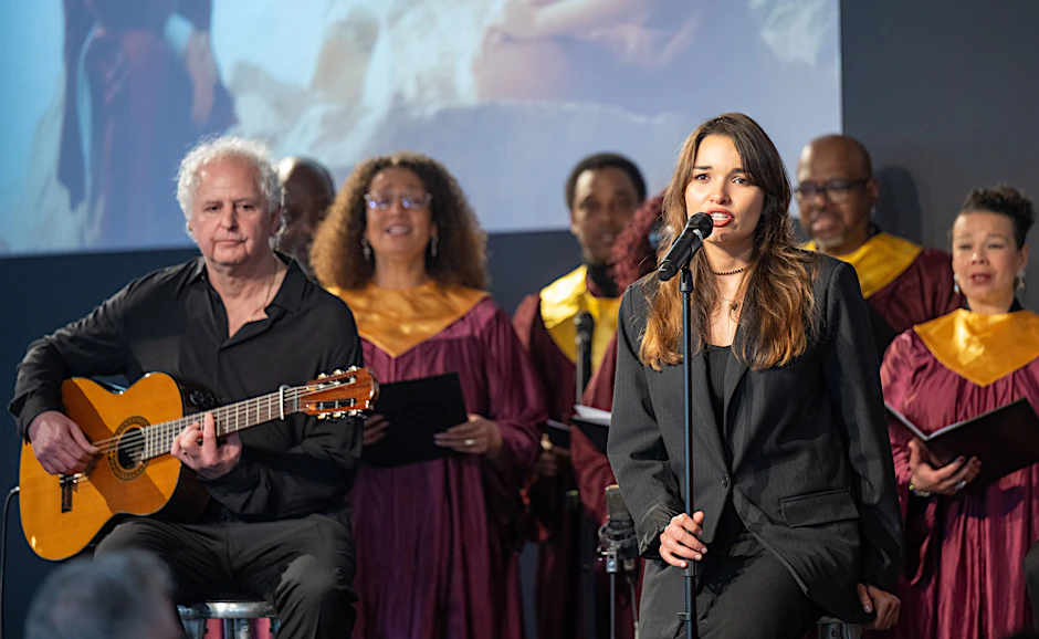 Yanina Onyewenjo tritt bei einer Trauerfeier für ihren Vater, den Musikproduzenten Frank Farian, auf.