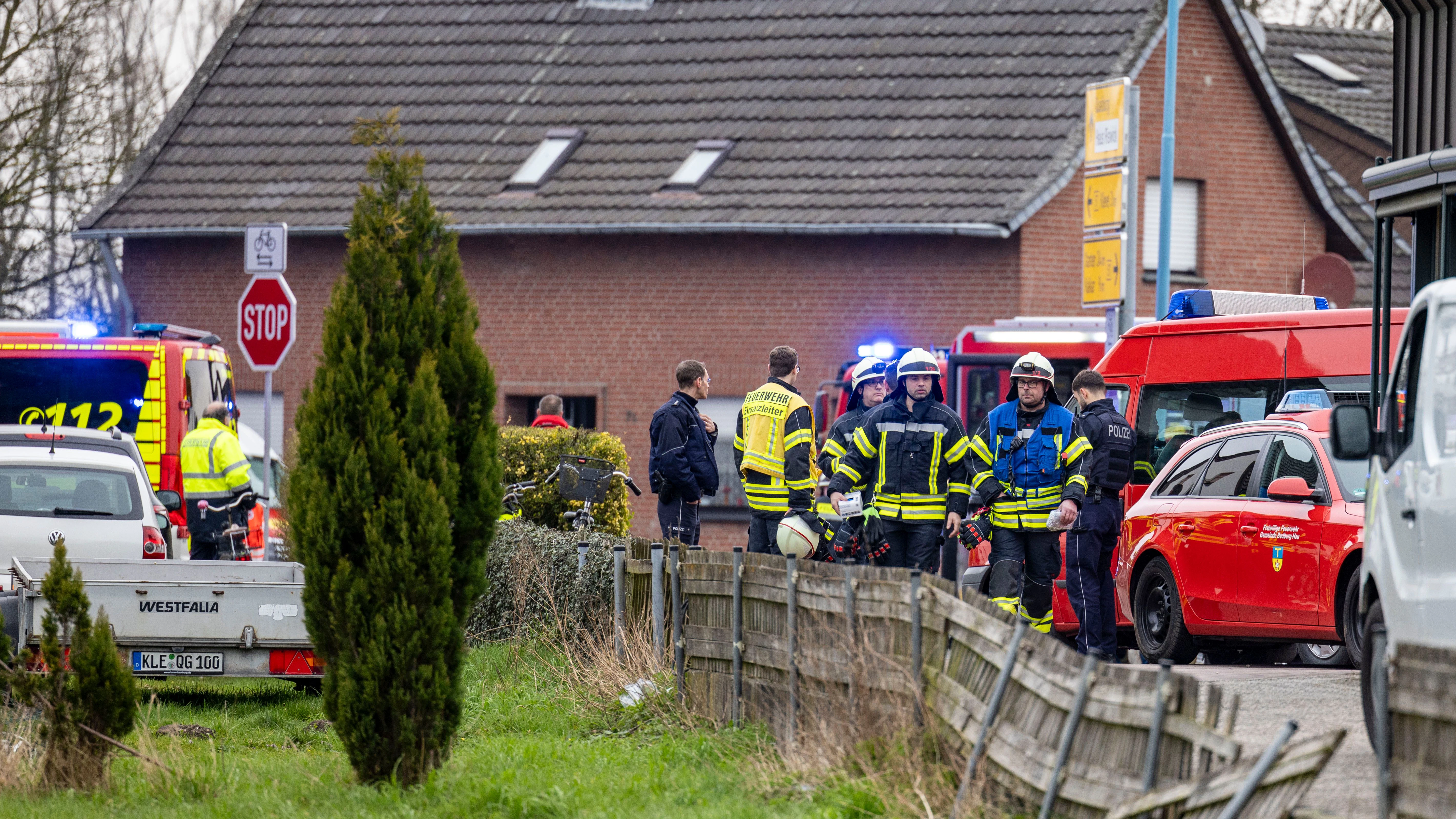 Polizei und Feuerwehr sind im Einsatz, nachdem es mehrere Tote und Verletze beim Brand in einem Seniorenheim gegeben hat. 