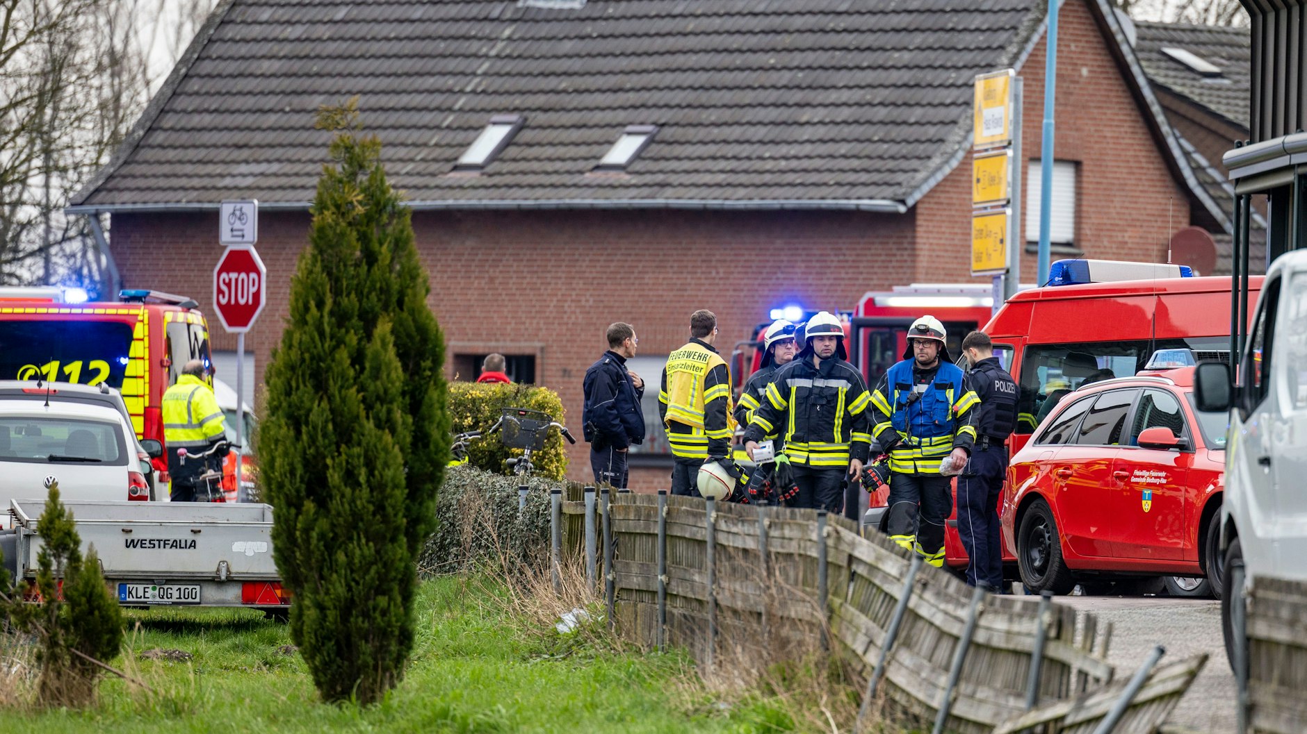Polizei und Feuerwehr sind im Einsatz, nachdem es mehrere Tote und Verletze beim Brand in einem Seniorenheim gegeben hat. 