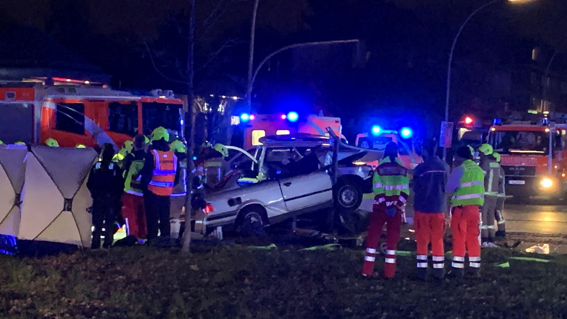 Bei dem Unfall stieß ein silberner BMW mit einem Einsatzfahrzeug der Polizei zusammen.