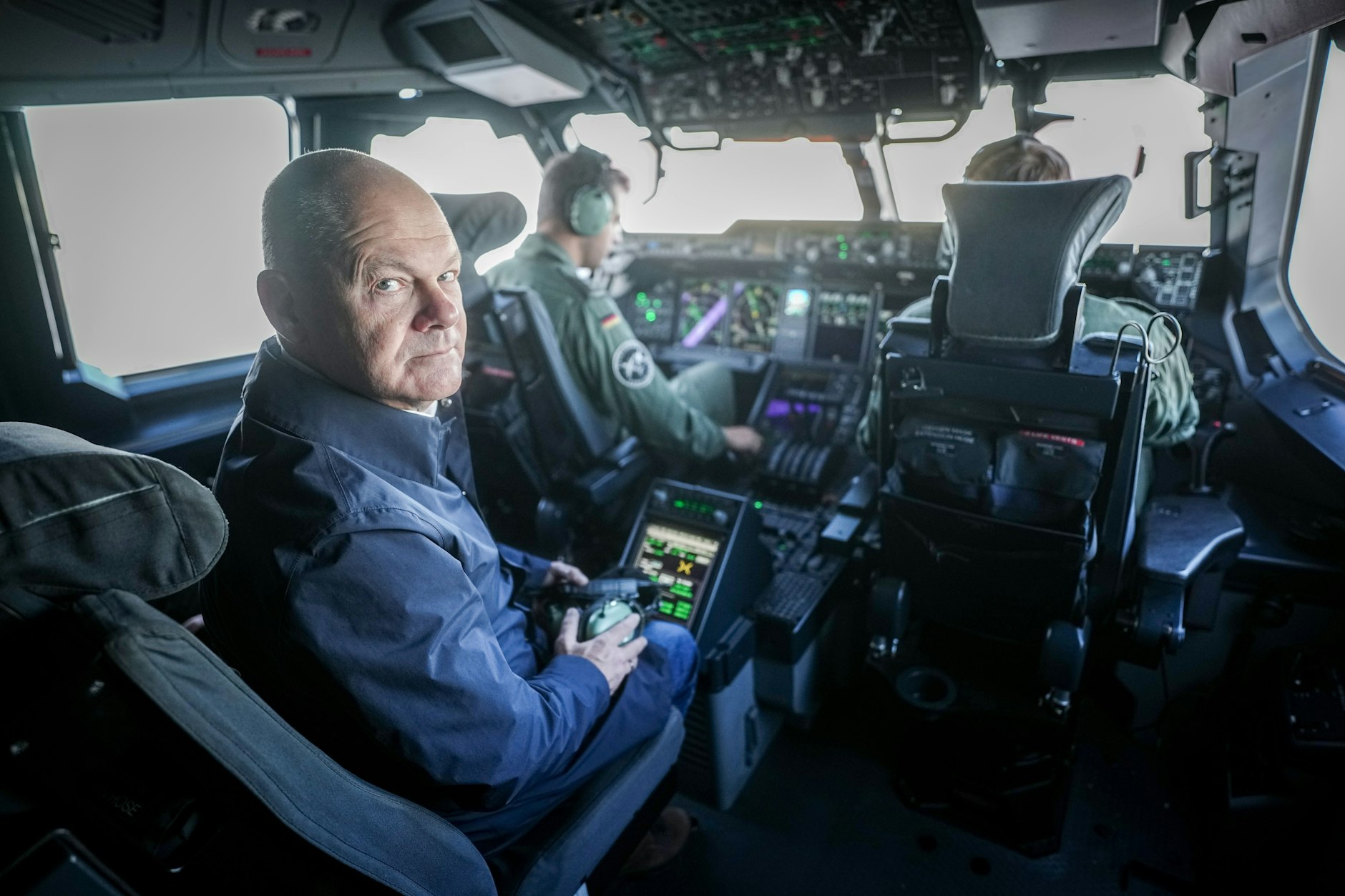 Bundeskanzler Olaf Scholz (SPD) im Cockpit eines Airbus A400M der Luftwaffe vor dem Flug zum Militärflughafen Köln-Wahn. 