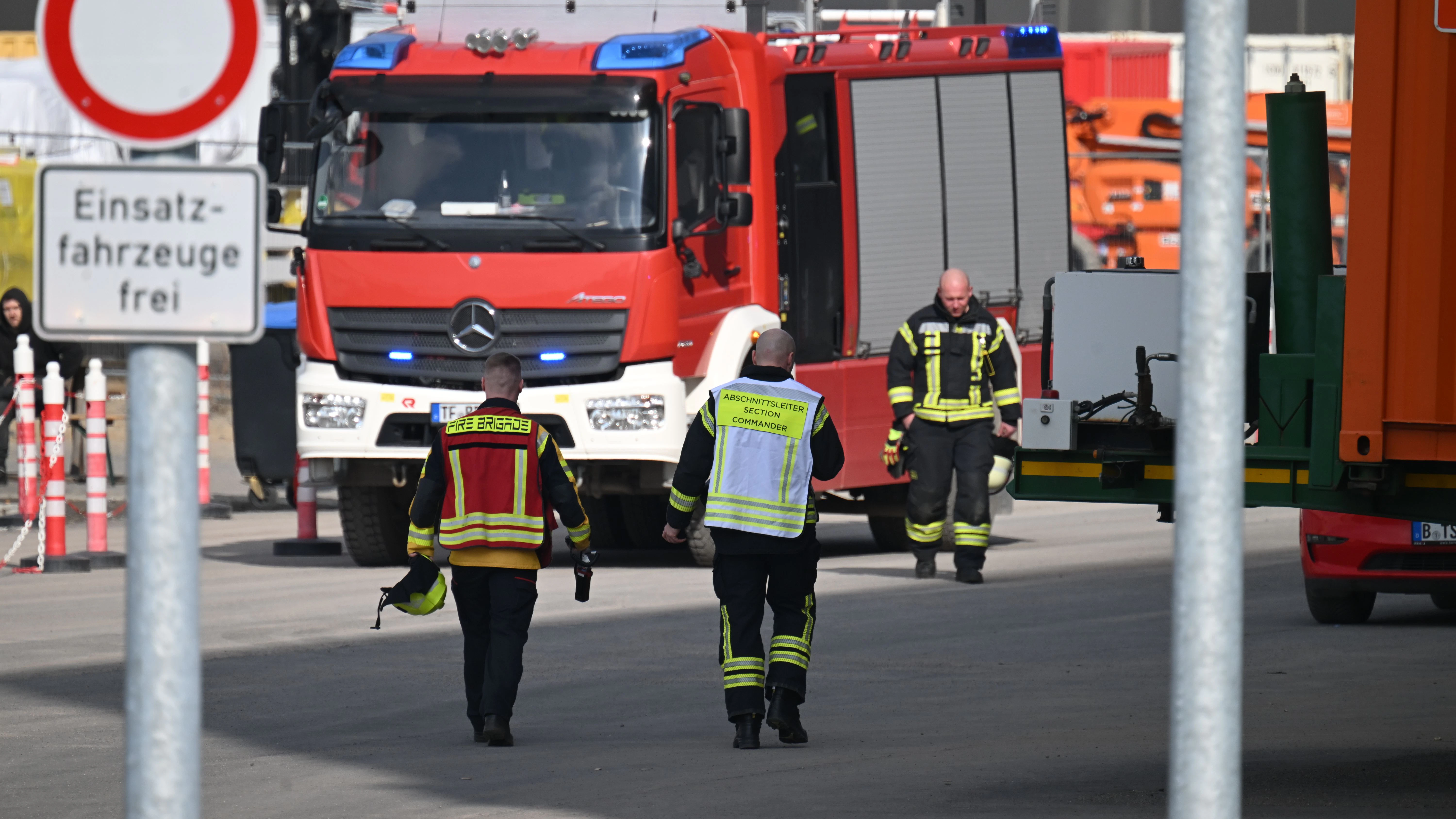 Fahrzeuge der Feuerwehr und Werkfeuerwehr stehen auf dem Gelände der Tesla-Autofabrik in Grünheide, wo die Produktion wegen eines Stromausfalls stillsteht.&nbsp;