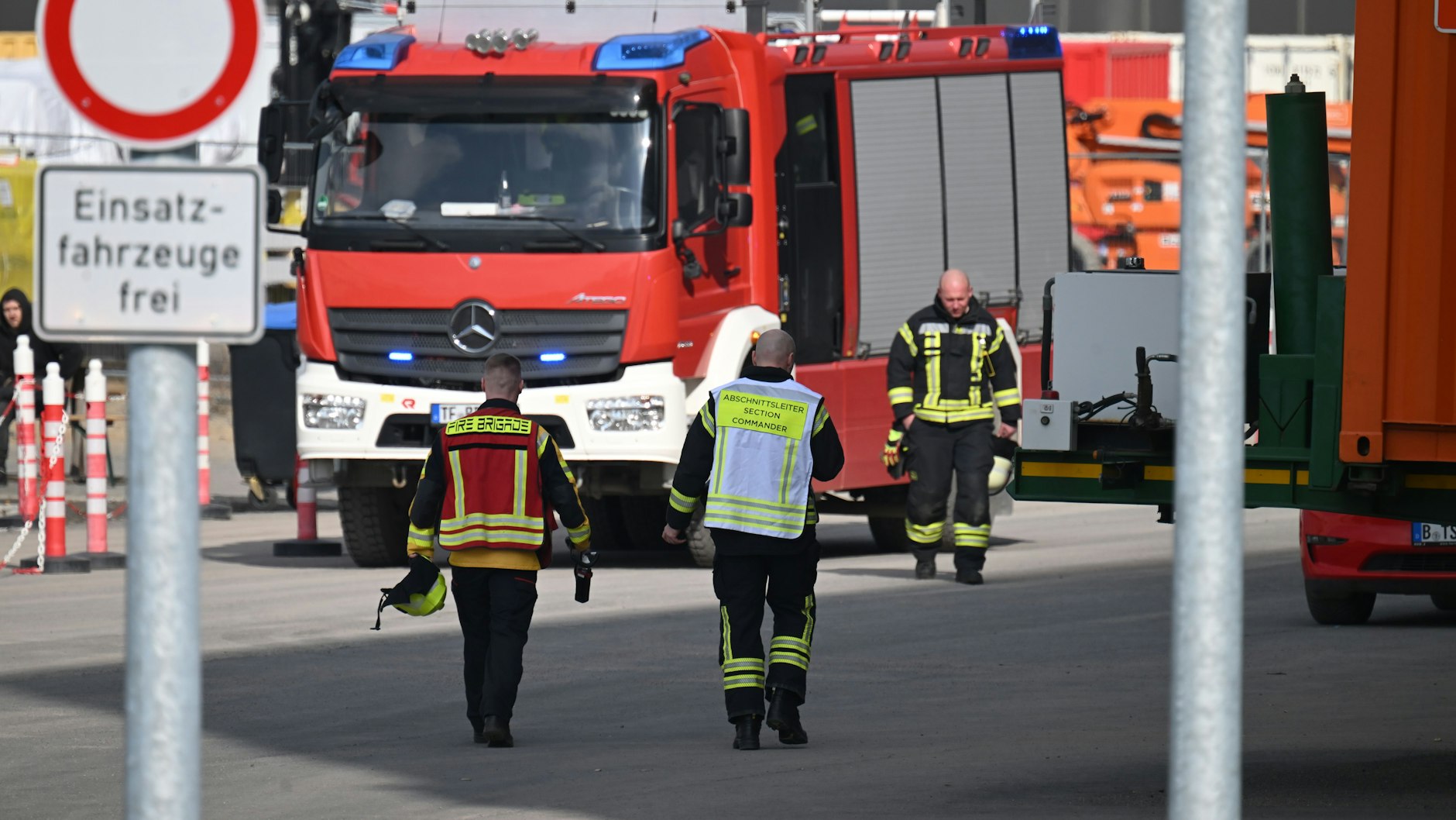 Fahrzeuge der Feuerwehr und Werkfeuerwehr stehen auf dem Gelände der Tesla-Autofabrik in Grünheide, wo die Produktion wegen eines Stromausfalls stillsteht.&nbsp;