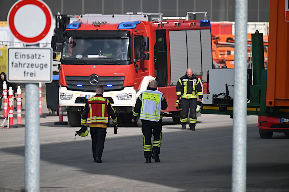 Ein Anschlag auf die Tesa-Fabrik in Grünheide sorgt für einen Stromausfall für mehrere Tausend Menschen.