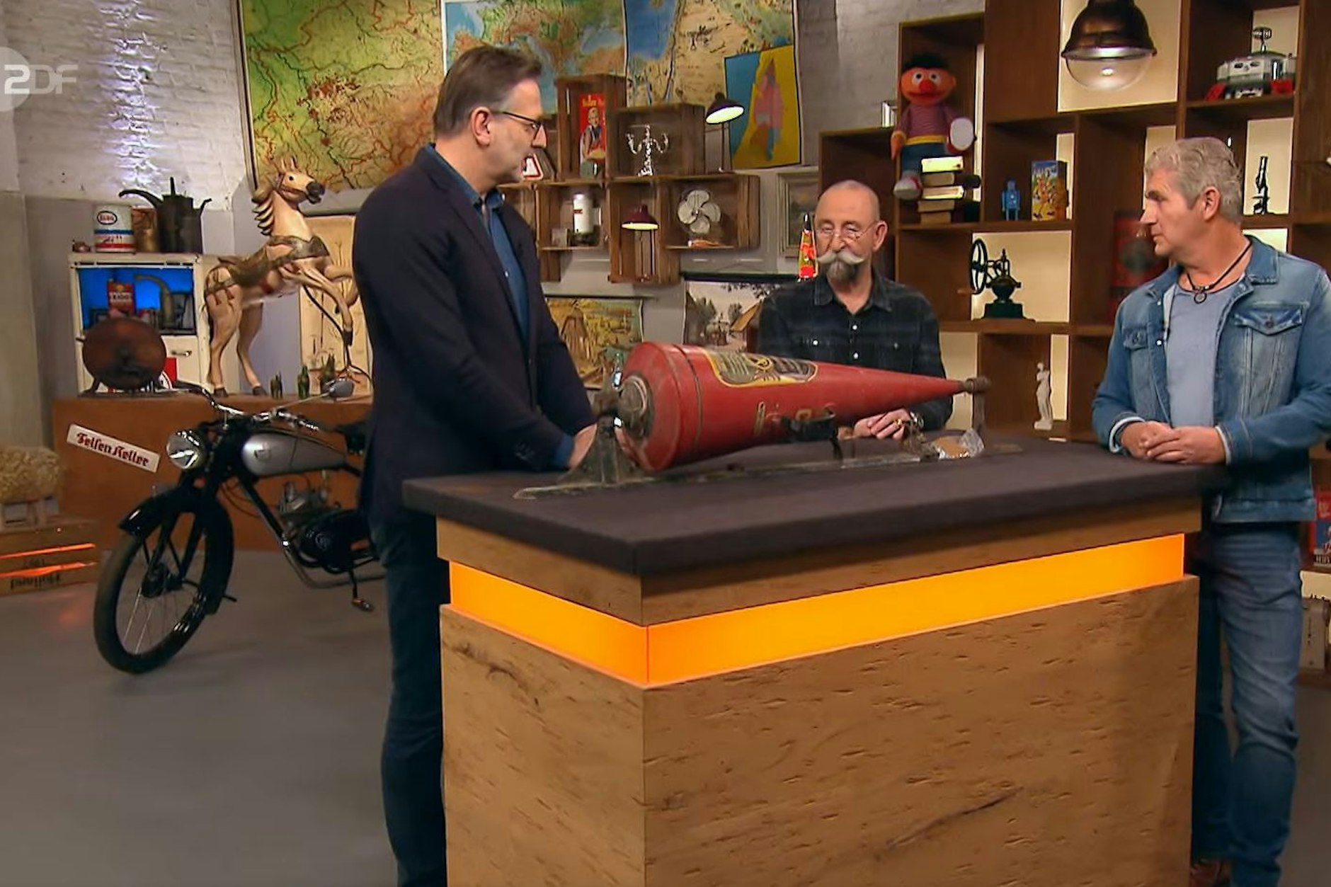 Drei Männer und ein Feuerlöscher. Experte Detlev Kümmel (l.), „Bares für Rares“-Moderator Horst Lichter und Besitzer Georg (r.).