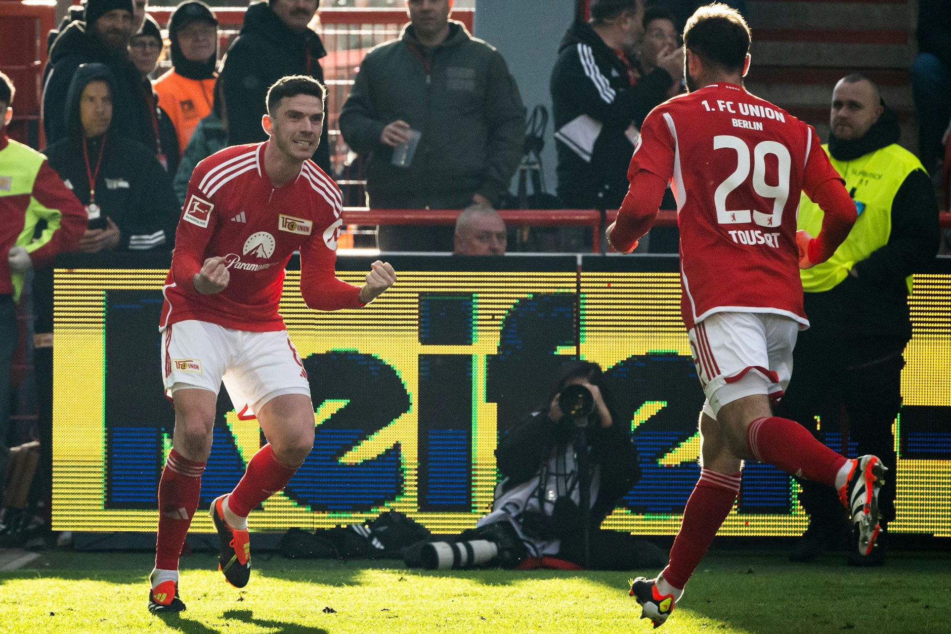 Die Sonne im Rücken verpasst ihm noch einen ganz besonderen Schein: Robin Gosens bejubelt sein Tor zum 1:1 gegen den 1. FC Heidenheim.