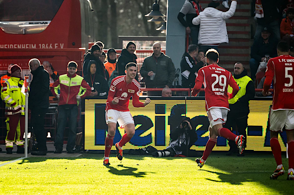 Die Sonne im Rücken verpasst ihm noch einen ganz besonderen Schein: Robin Gosens bejubelt sein Tor zum 1:1 gegen den 1. FC Heidenheim.