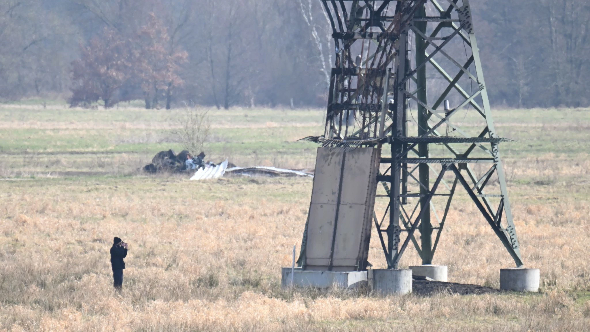 Der beschädigte Strommast auf einem Feld unweit der Tesla-Fabrik in Grünheide.&nbsp;