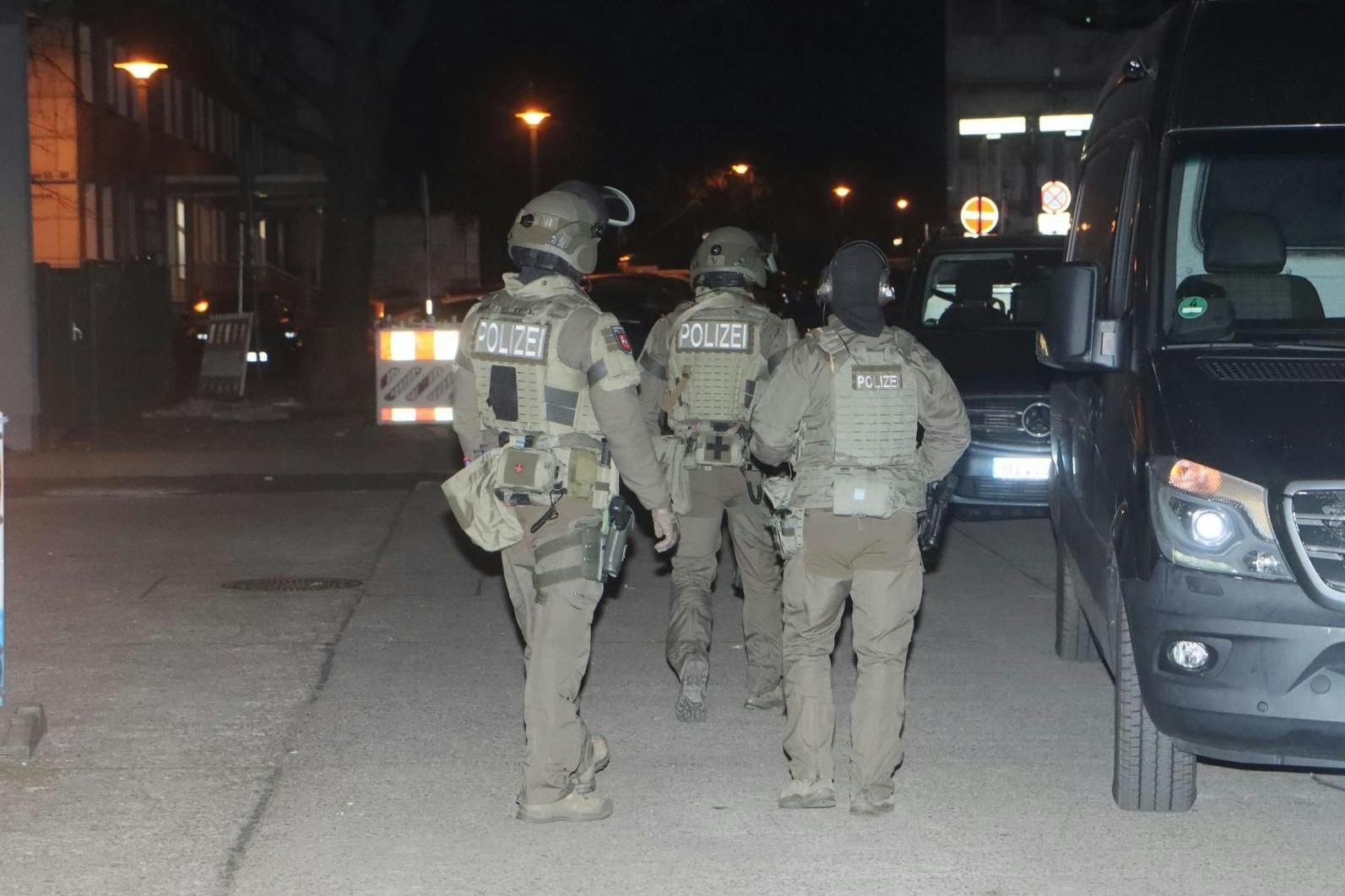 SEK-Beamte bei der Durchsuchung des Wohnheims in Berlin-Friedrichshain