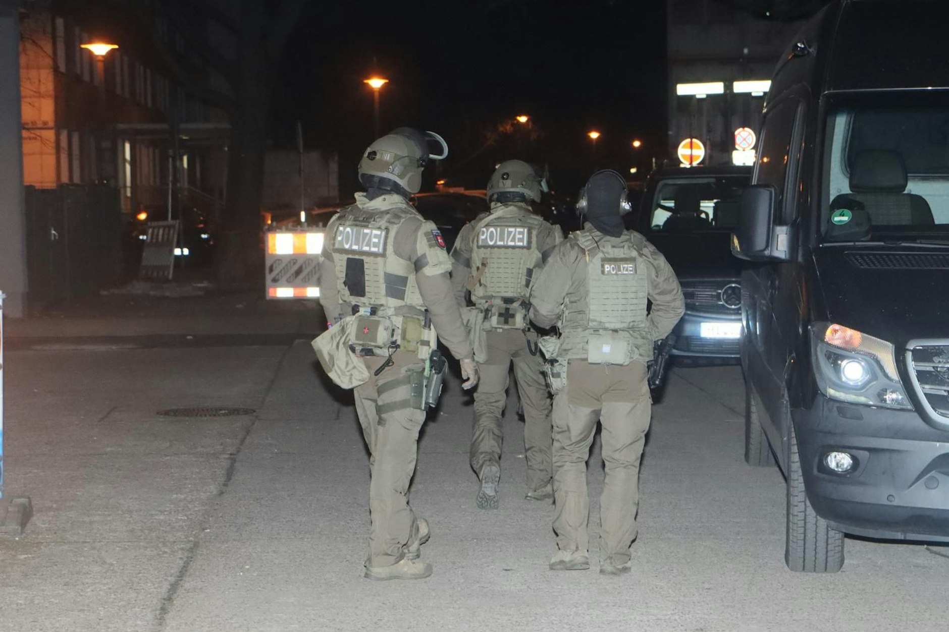 SEK-Beamte bei der Durchsuchung des Wohnheims in Berlin-Friedrichshain