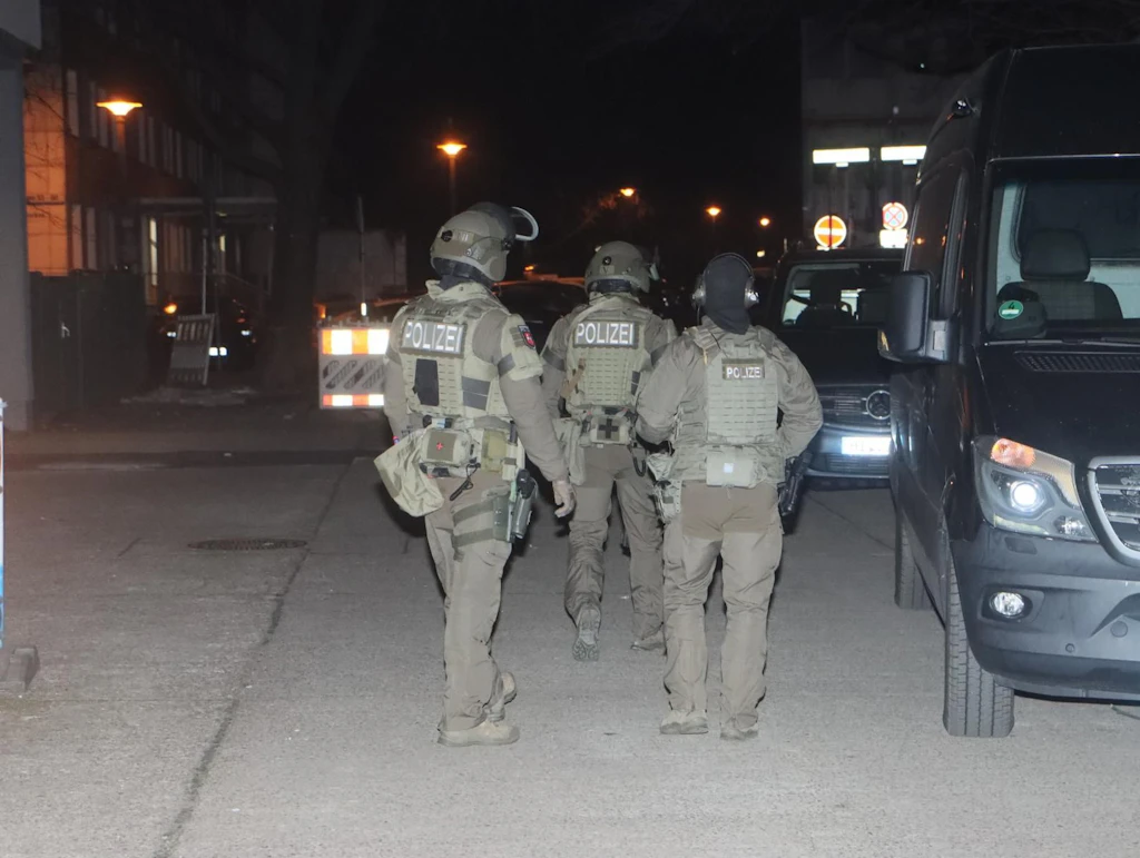 Suche nach Ex-RAF-Terroristen: SEK durchsucht Wohnheim in Friedrichshain
