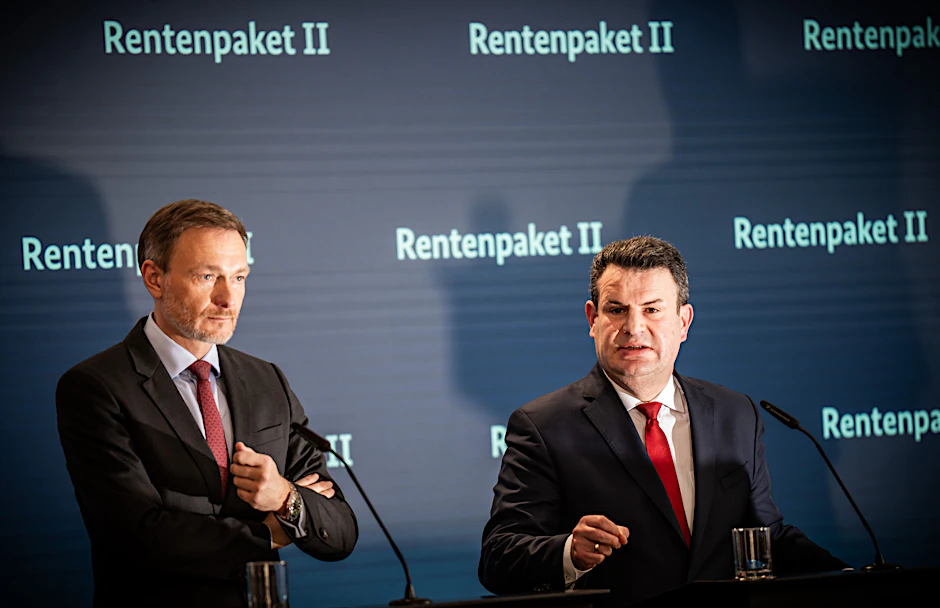 Hubertus Heil (SPD), Bundesminister für Arbeit und Soziales, spricht neben Christian Lindner (FDP), Bundesminister der Finanzen, bei einem Pressestatement zum geplanten Rentenpaket II. 
