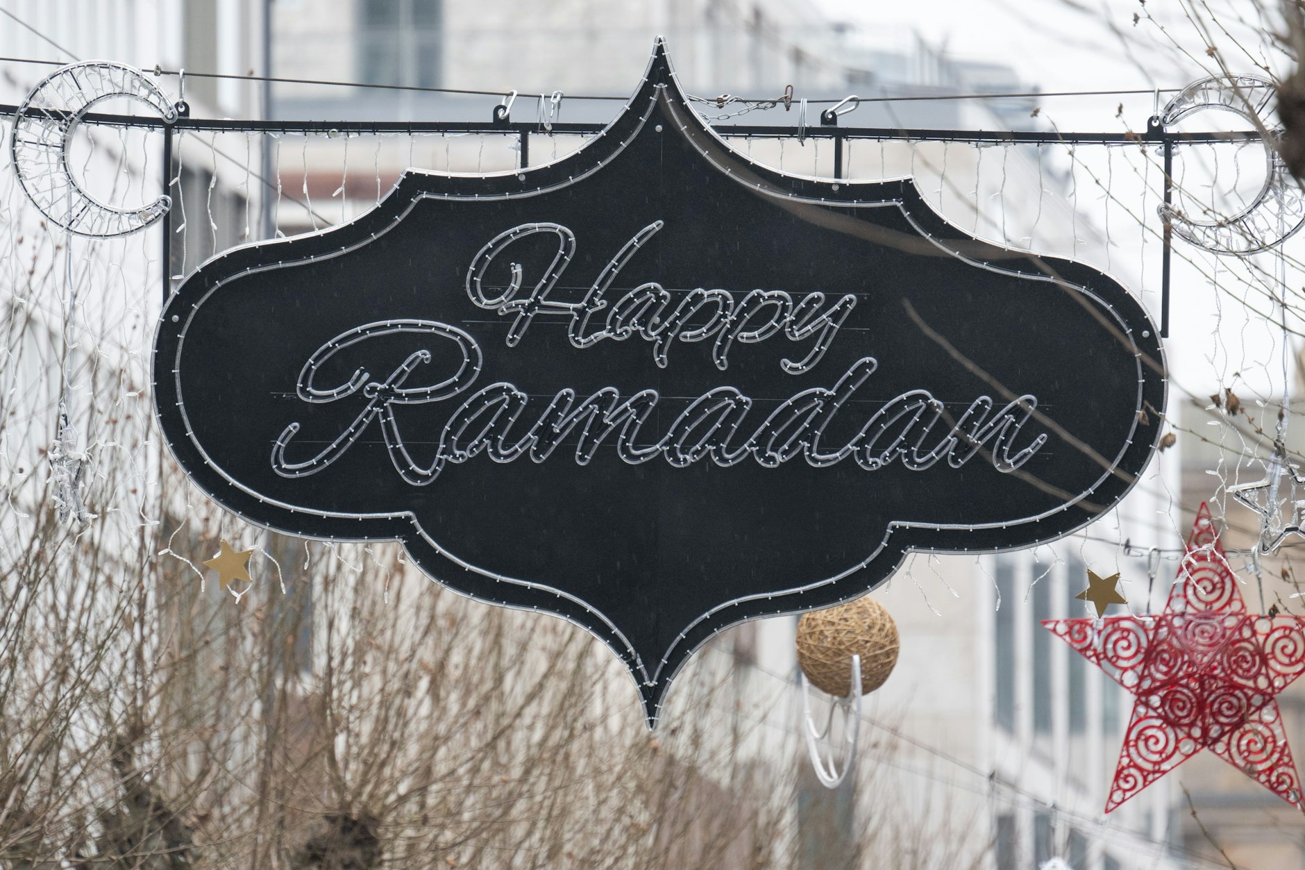 „Happy Ramadan“ steht auf einem Schriftzug, der über einer Fußgängerzone in Frankfurt hängt. Auch in Berlin sollen Ramadan-Beleuchtungen erlaubt werden.