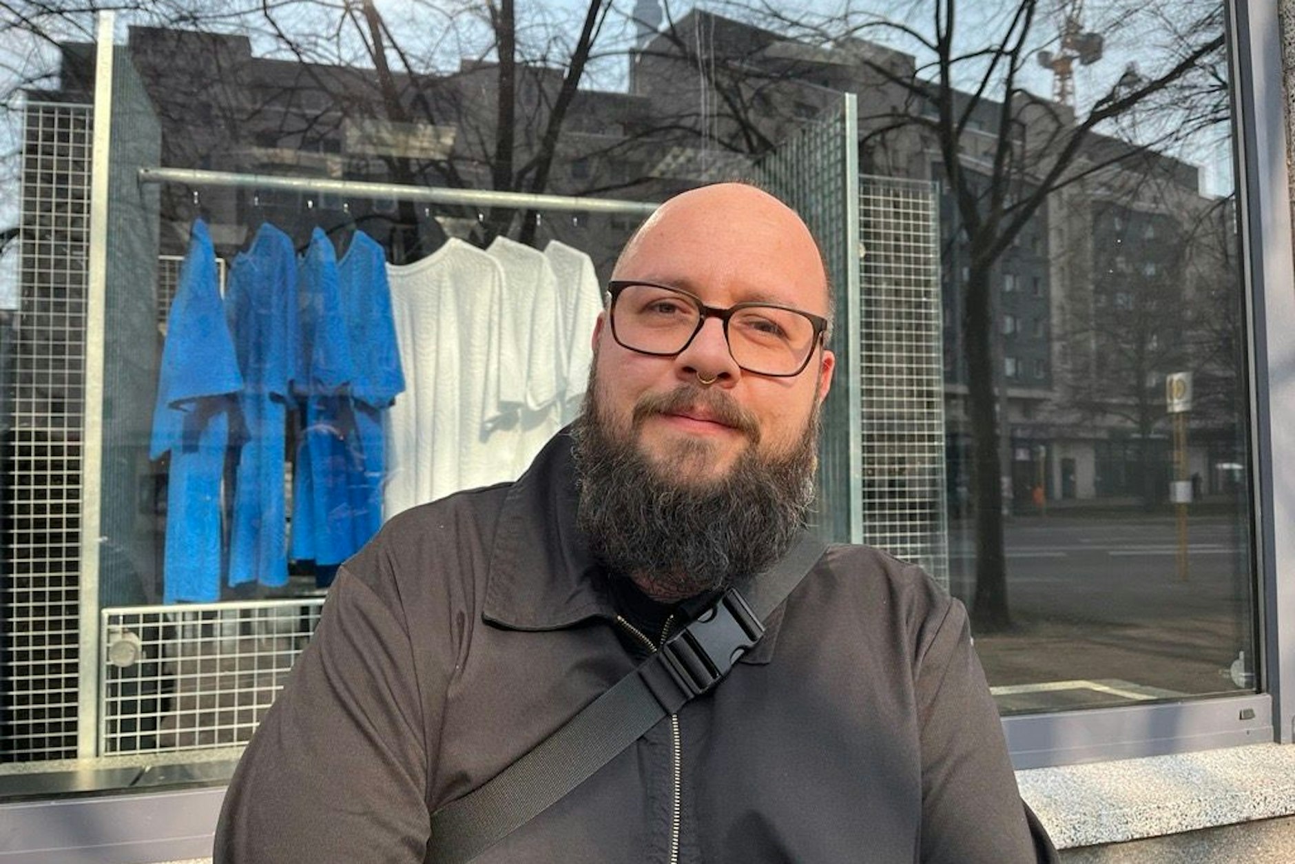 Sollen Senioren noch Auto fahren? Phil Dittrich (36) aus Dresden sitzt auf einer Parkbank in der Sonne  „Ich denke, es schneidet in die Freiheit der Selbstbestimmung ein, und die Freiheit zu reisen.“