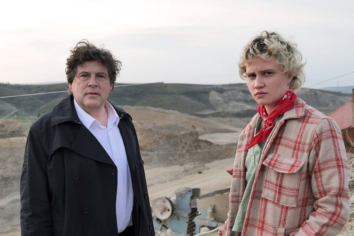 Gerd Meineke (Hans-Jochen Wagner, l.) will seine zukünftige Stieftochter Leyla (Luna Jordan) zurück nach Deutschland bringen.