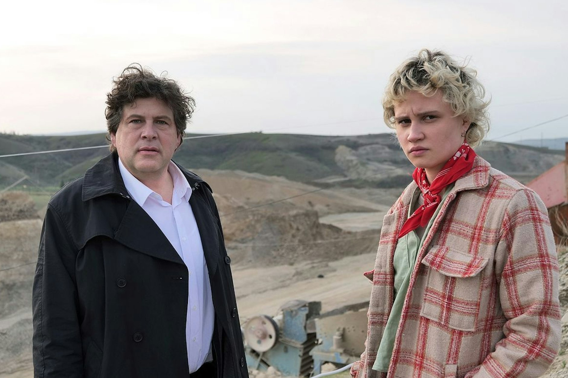 Gerd Meineke (Hans-Jochen Wagner, l.) will seine zukünftige Stieftochter Leyla (Luna Jordan) zurück nach Deutschland bringen.