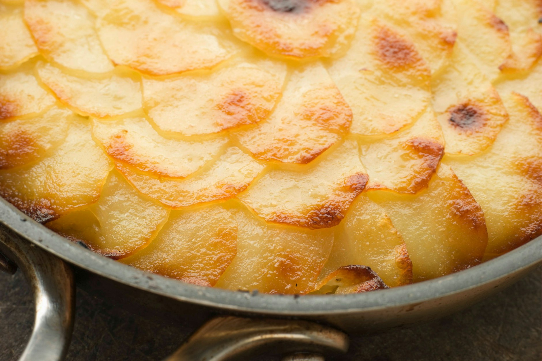 Richtig lecker, richtig schön, richtig einfach: Dieses Rezept für Annakartoffeln, auch „Pommes Anna“ genannt, ist eine Sünde wert.