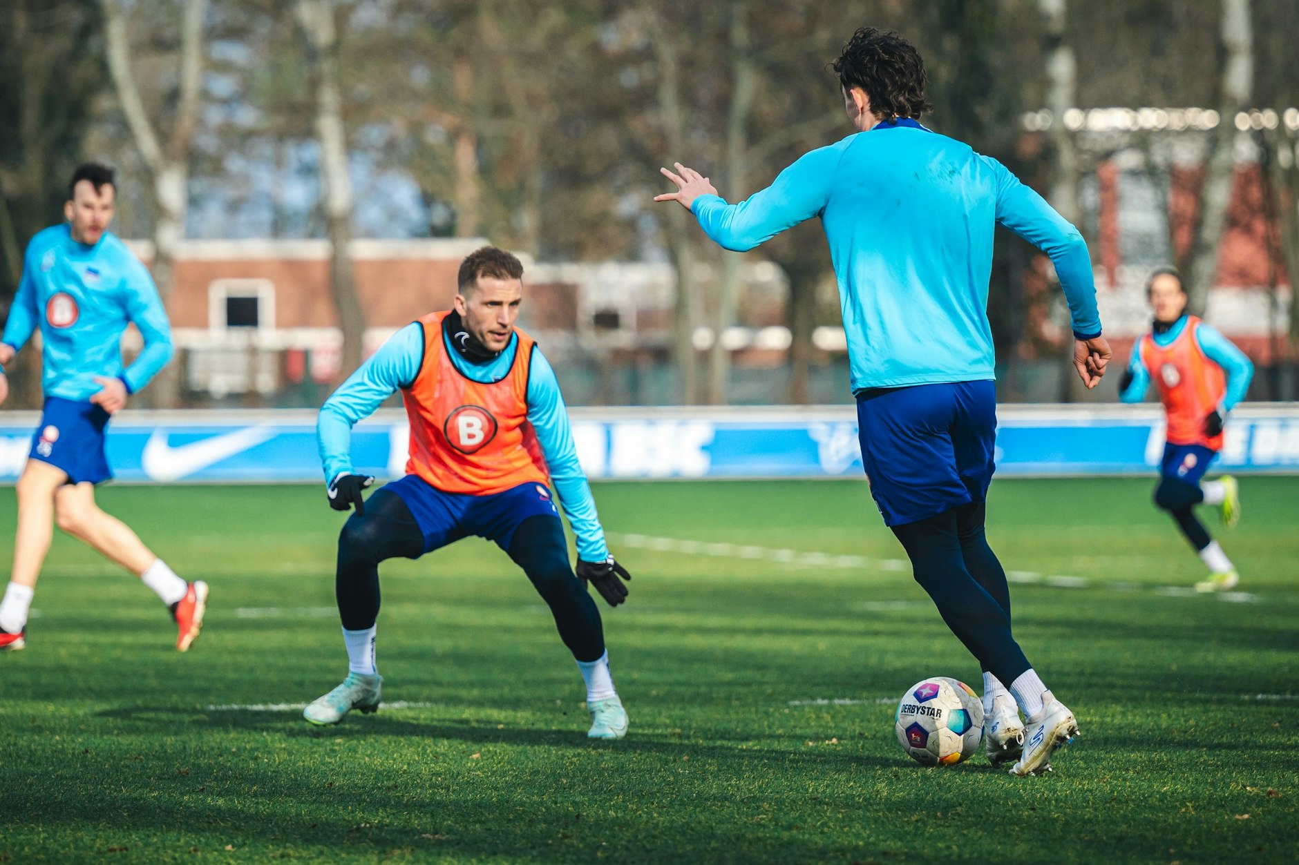 Damit’s am Millerntor was wird, nehmen Hertha-Star Fabian Reese (r.) und Co. schon mal Tempo auf.
