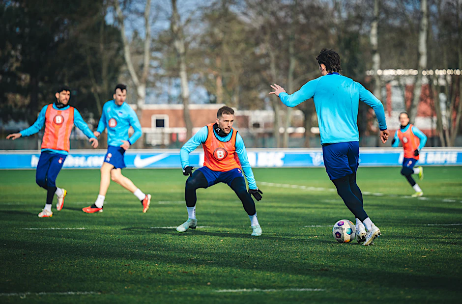 Damit’s am Millerntor was wird, nehmen Hertha-Star Fabian Reese (r.) und Co. schon mal Tempo auf.