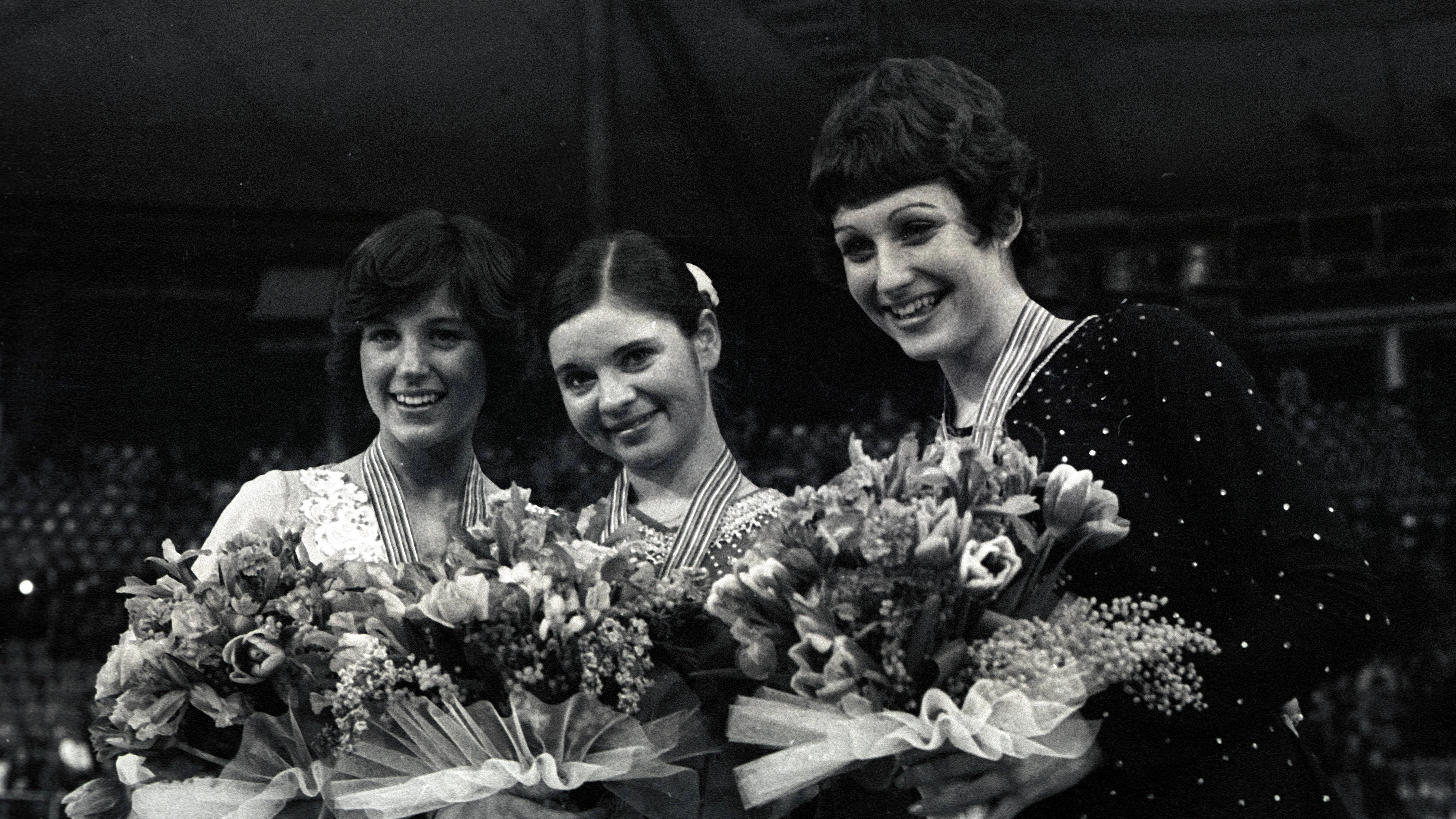 Siegerehrung bei der WM 1974: Dorothy Hamill (USA, Silber), Weltmeisterin Christine Errath (DDR), Dianne de Leeuw (Niederlande, Bronze, v.l.)