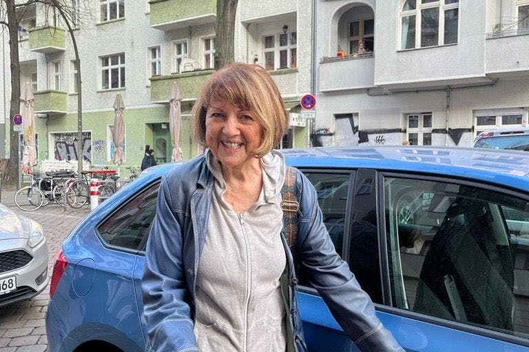 Lona Fuchs (70 plus) aus Rummelsburg und ihr Hund kommen gerade vom Tierarzt. Sie ist auf dem Weg zu ihrem Auto – sie fährt regelmäßig und gerne Auto. Sie findet, man sollte das Thema mit dem Führerschein jedem selbstbestimmt überlassen. "Das ist sonst bevormundend."