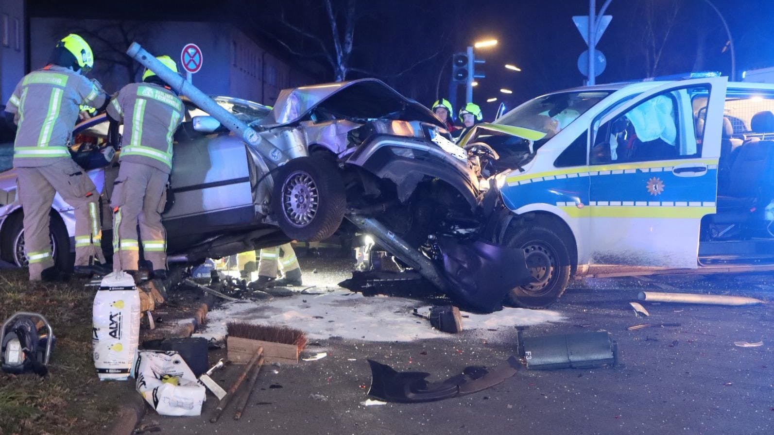 Ein BMW und ein Polizeiauto kollidierten in der Nacht in Zehlendorf.