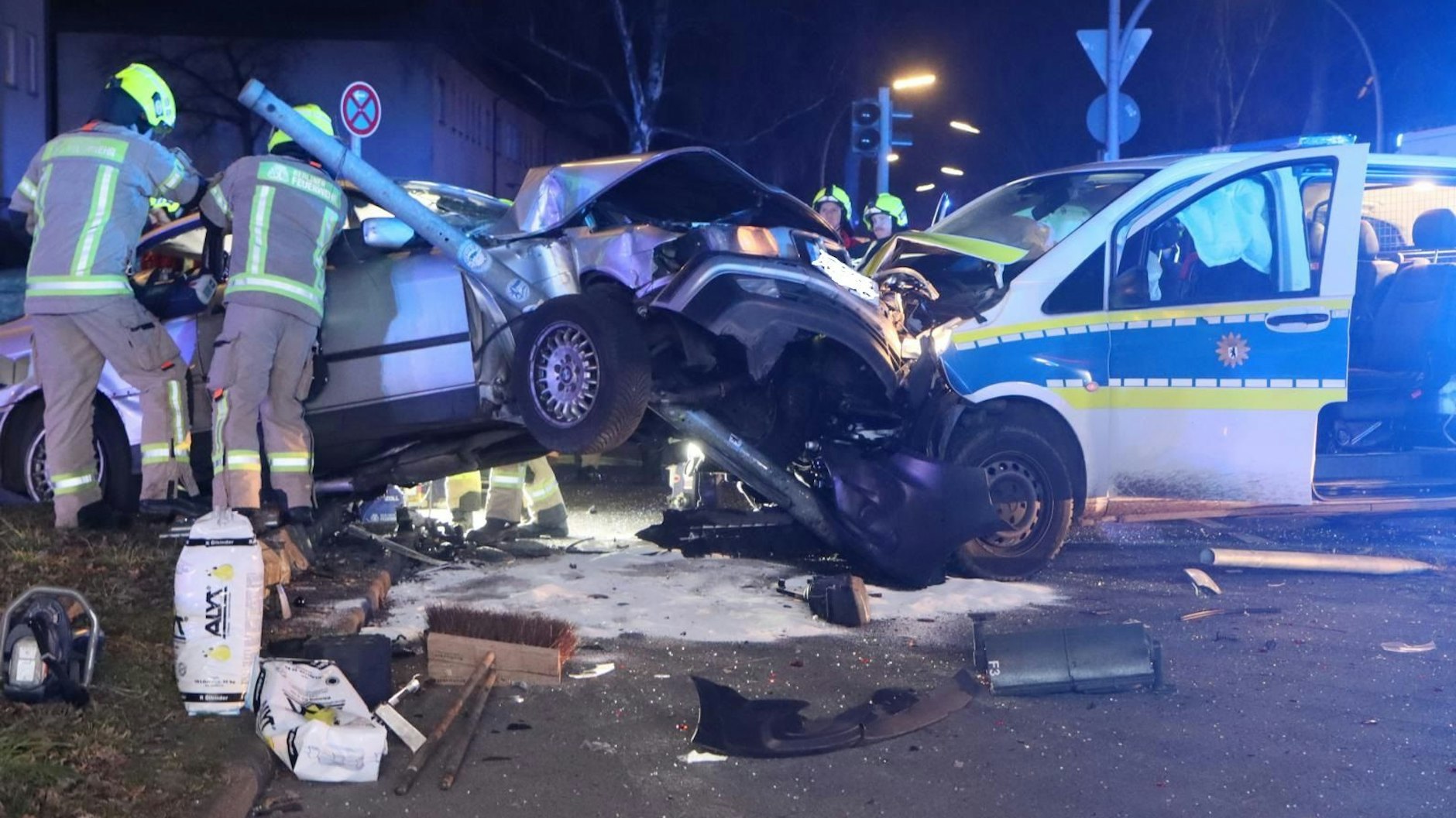 Ein BMW und ein Polizeiauto kollidierten in der Nacht in Zehlendorf.