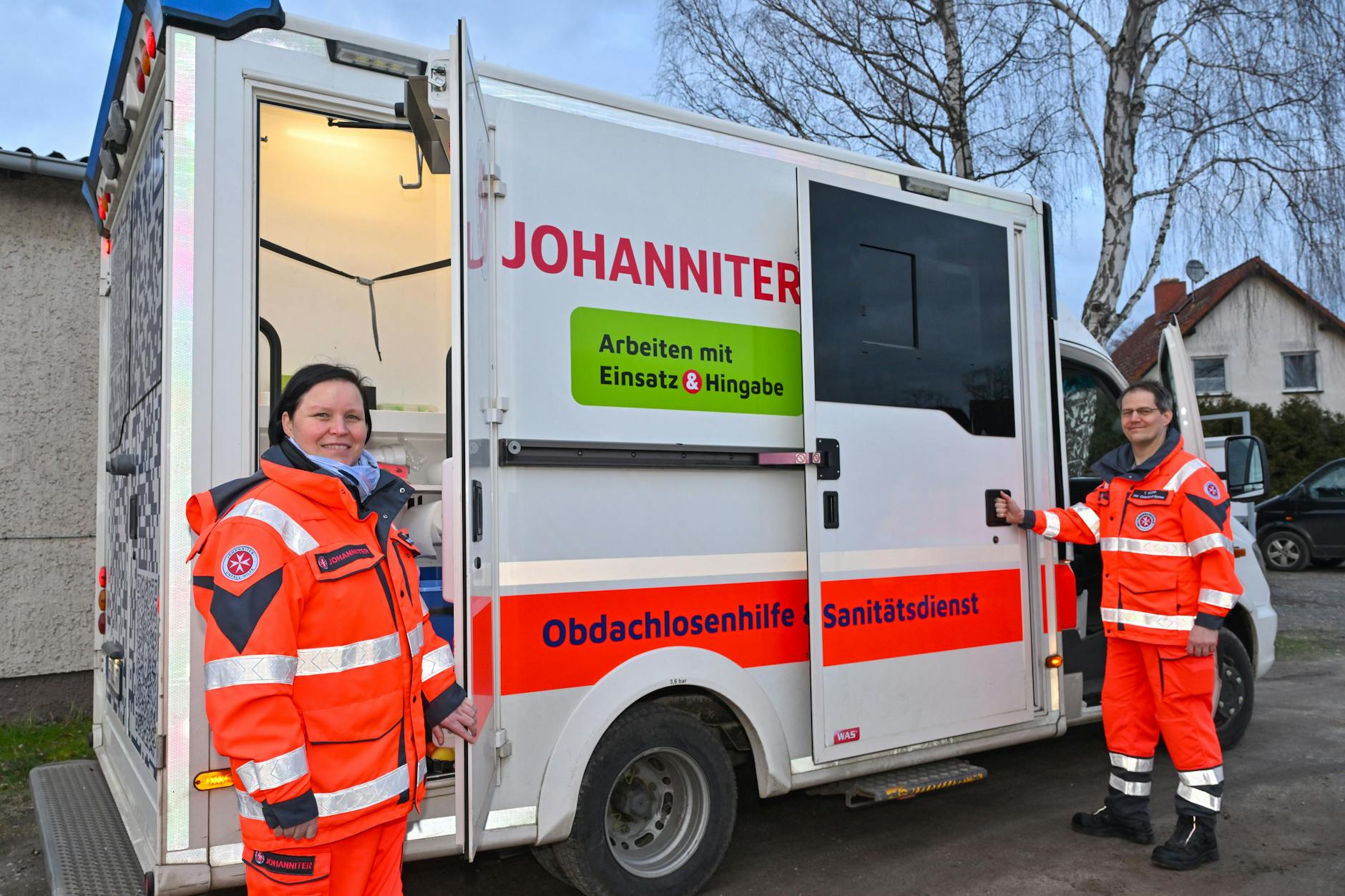 Yvonne Volkmer und Thomas Kopp von der Johanniter-Unfall-Hilfe. Ihr Foodtruck soll Bedürftigen helfen. Es gibt kostenlos Snacks, Obst, Süßigkeiten, Wasser und Tee.