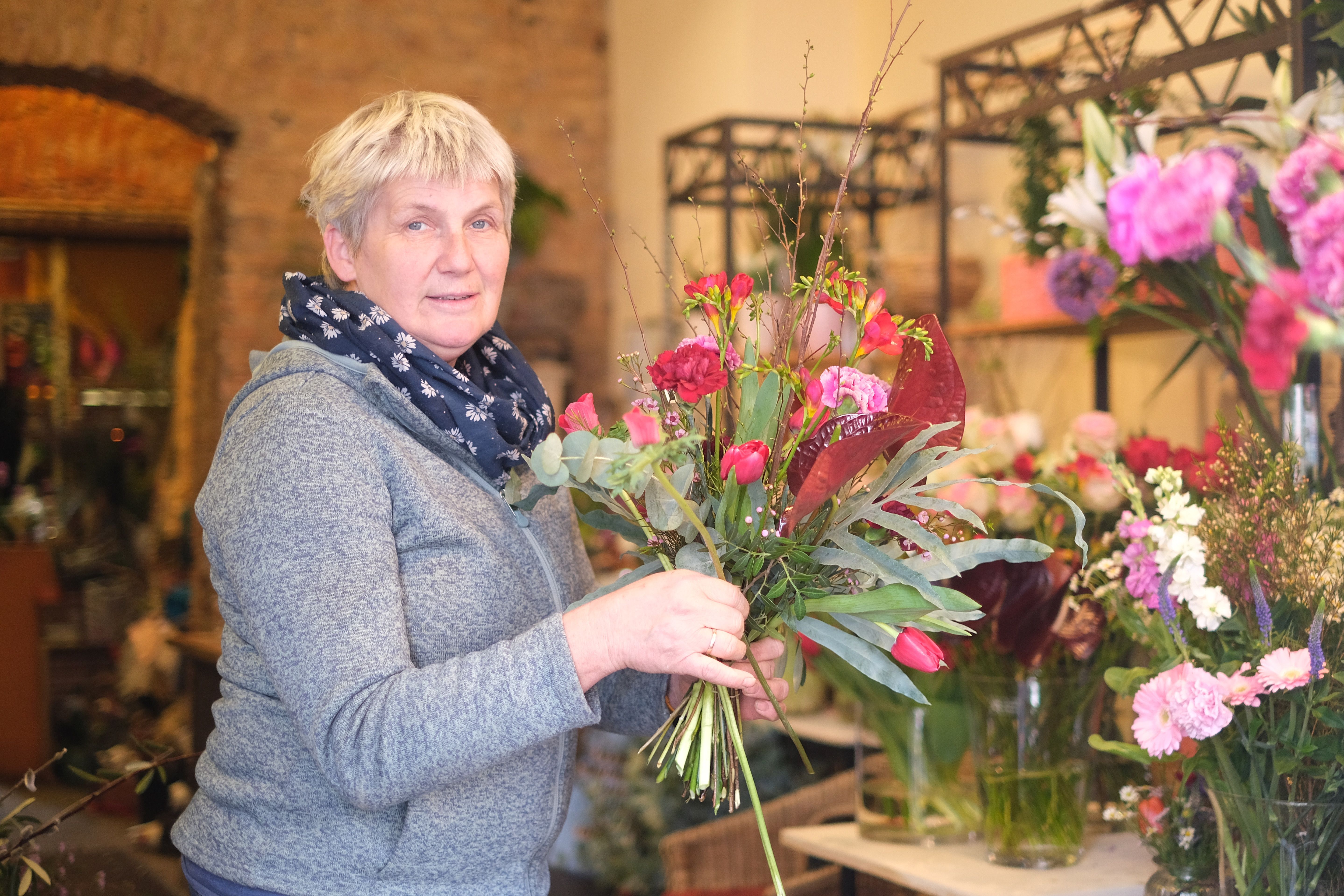 Frauentag 2024: Blumen für Frauen-Statuen in Berlin