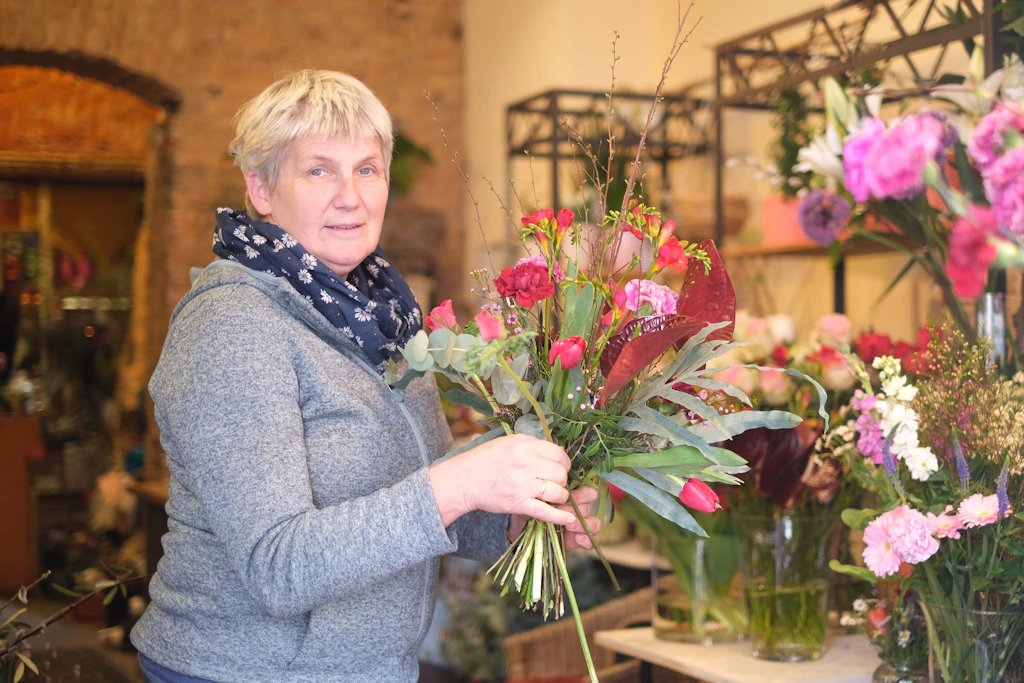 Frauentag 2024: Blumen für Frauen-Statuen in Berlin
