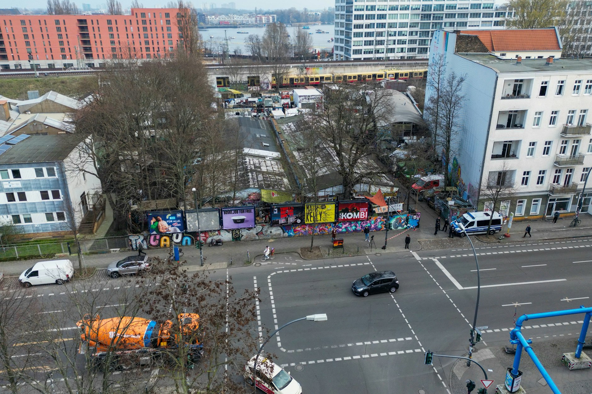 Blick auf das Gelände am Markgrafendamm in Berlin-Friedrichshain, wo Burkhard Garweg lebte. Oben rechts: das BKA-Gebäude, keine 100 Meter entfernt.