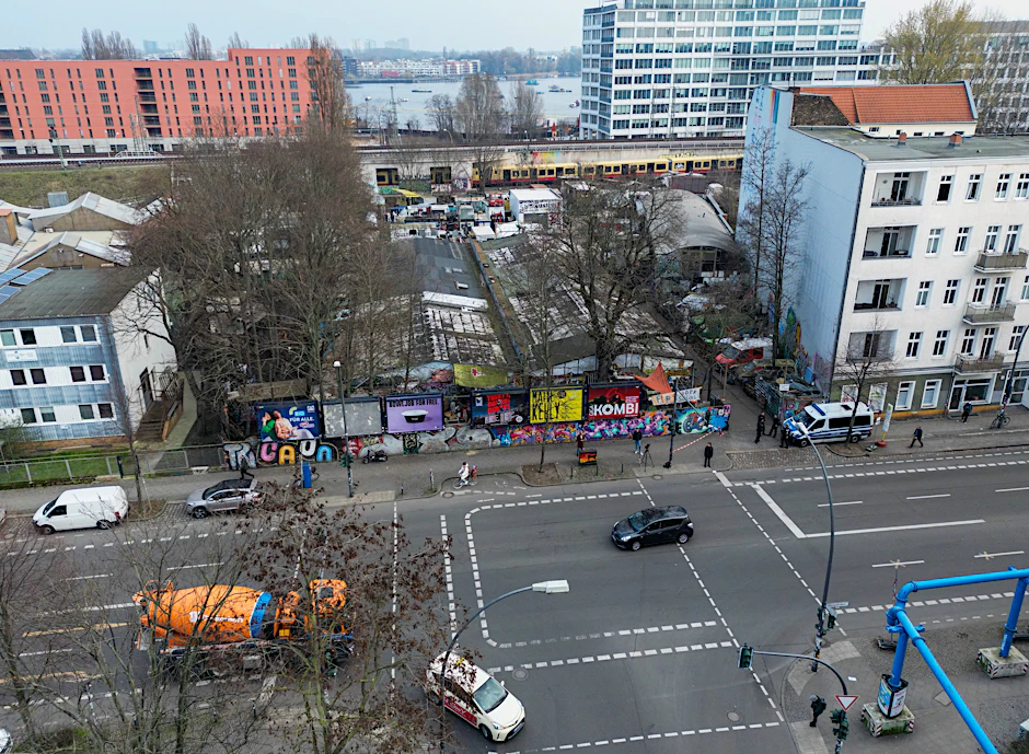 Blick auf das Gelände am Markgrafendamm in Berlin-Friedrichshain, wo Burkhard Garweg lebte. Oben rechts: das BKA-Gebäude, keine 100 Meter entfernt.