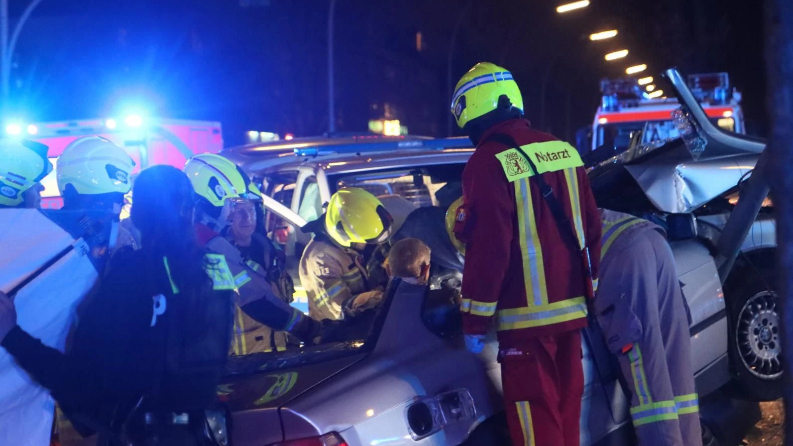 Ein Notarzt wich während der Bergung nach dem Unfall in Zehlendorf nicht von der Seite des Schwerverletzten.