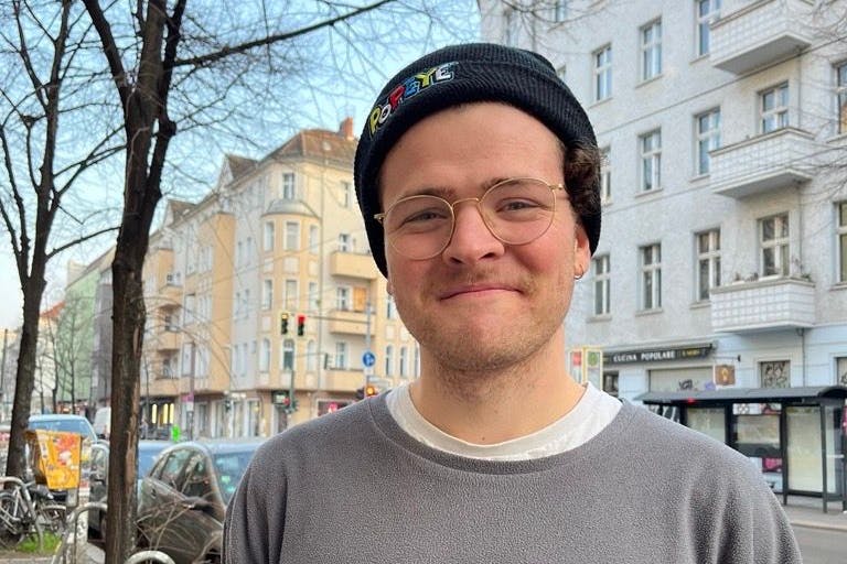 Sollen Rentner noch Auto fahren? Der 27-jährige Max Hustvik aus Friedrichshain überlegt: „Ich würde sagen es macht Sinn, aber ich würde halt schauen, dass das nicht mit zu vielen Kosten verbunden ist.“