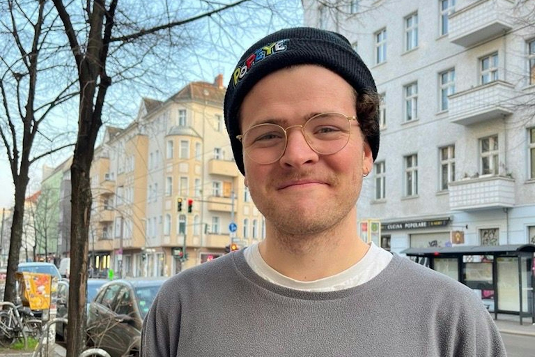 Sollen Rentner noch Auto fahren? Der 27-jährige Max Hustvik aus Friedrichshain überlegt: „Ich würde sagen es macht Sinn, aber ich würde halt schauen, dass das nicht mit zu vielen Kosten verbunden ist.“
