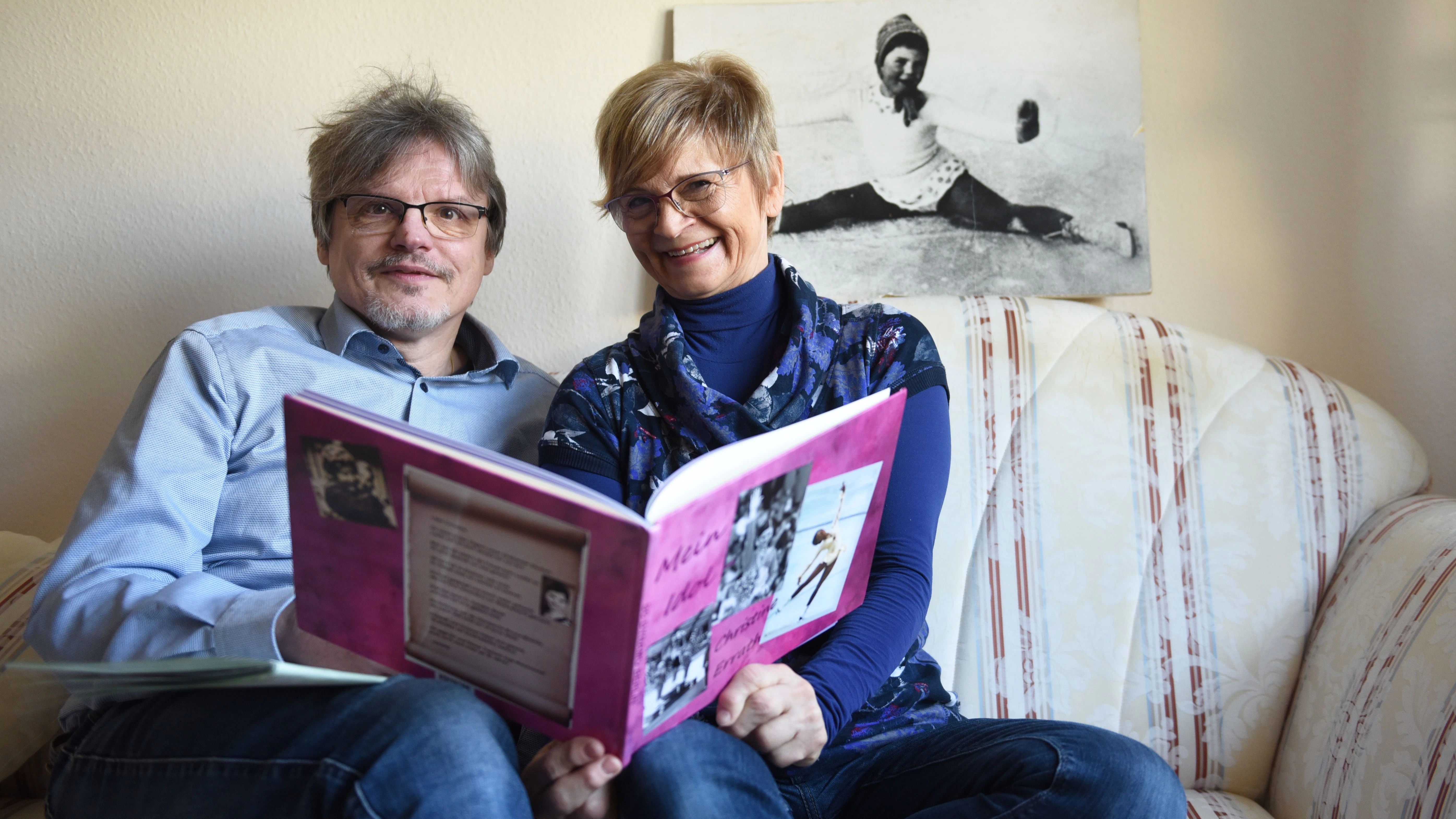 DDR-Eisstar Christine Stüber-Errath mit KURIER-Reporter Norbert Koch-Klaucke