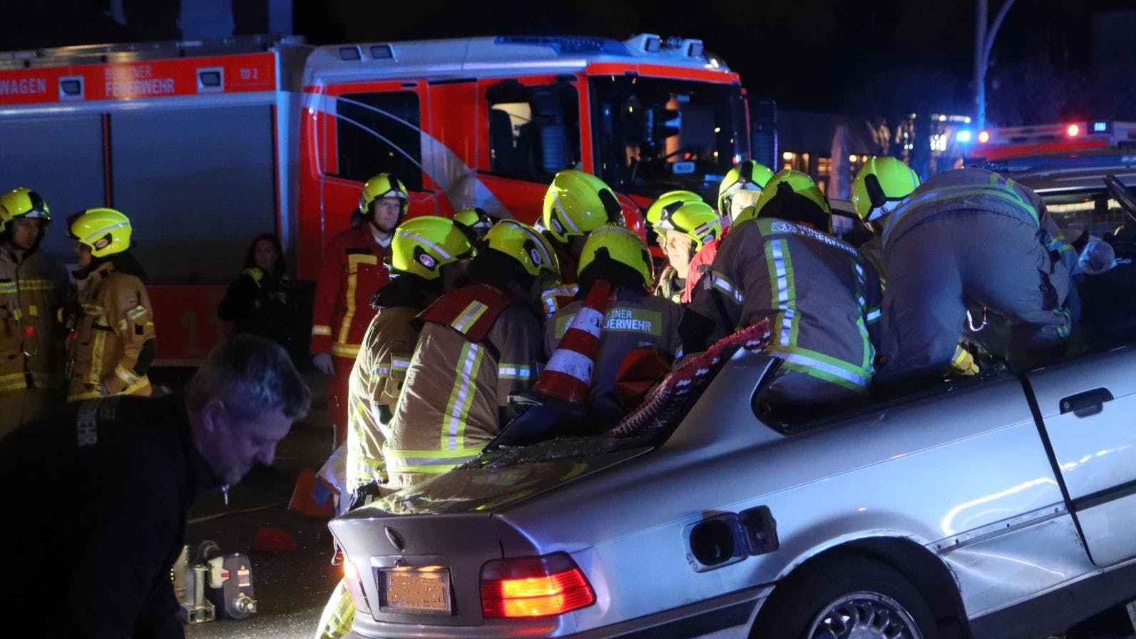 Die Feuerwehr hatte alle Hände voll zu tun, das schwer verletzte Unfallopfer aus dem Wrack zu befreien.