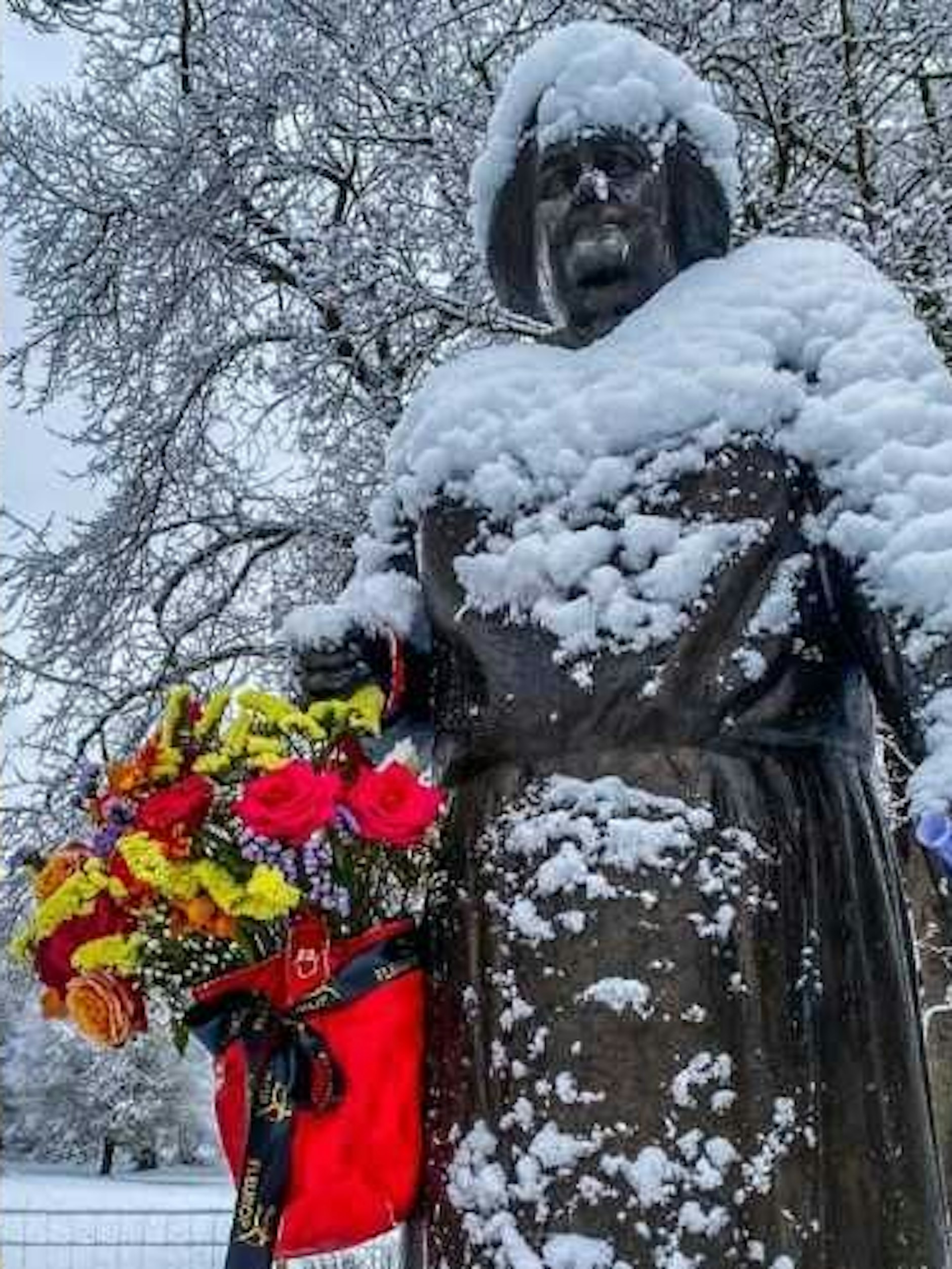 Clara Zetkin Denkmal in Leipzig, geschmückt am Frauentag 2023.&nbsp;